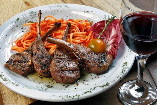 羊架羊扒配紅酒