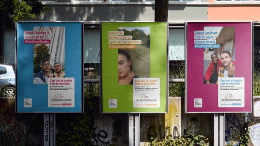 Trois affiches publicitaires colorées (bleu, vert, magenta) pour "Les Missions Locales" affichées côte à côte sur un mur. Chaque affiche montre des jeunes et un slogan avec le hashtag #CestUneMission.
