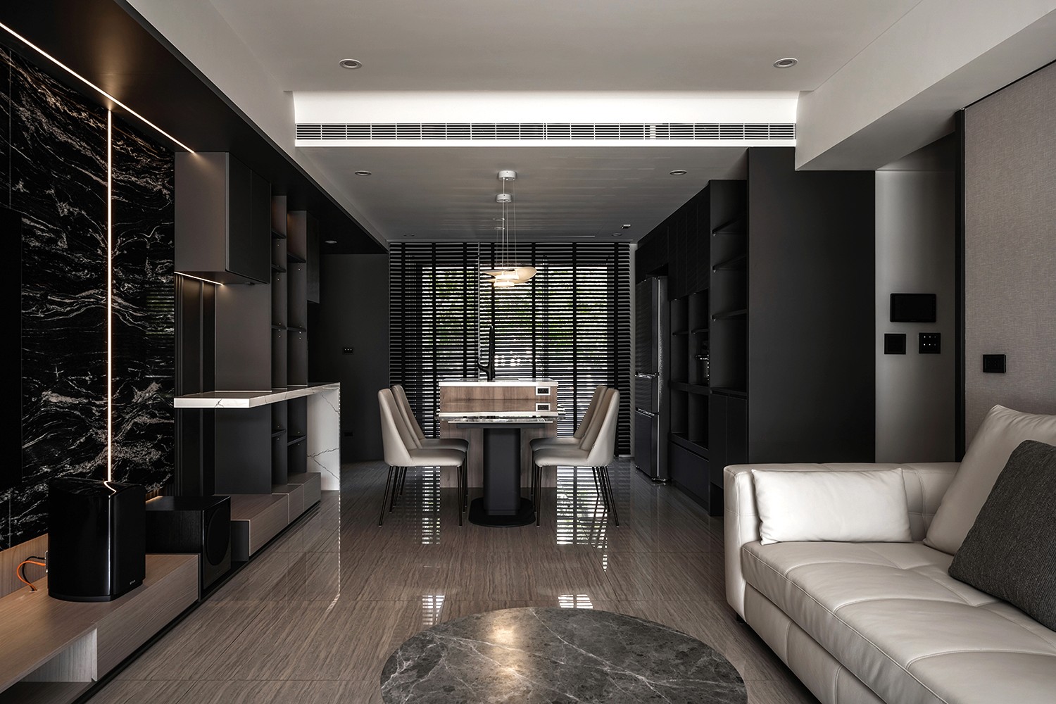 黑韻深章住宅公共空間設計，客廳延伸至餐廚的開放式配置
