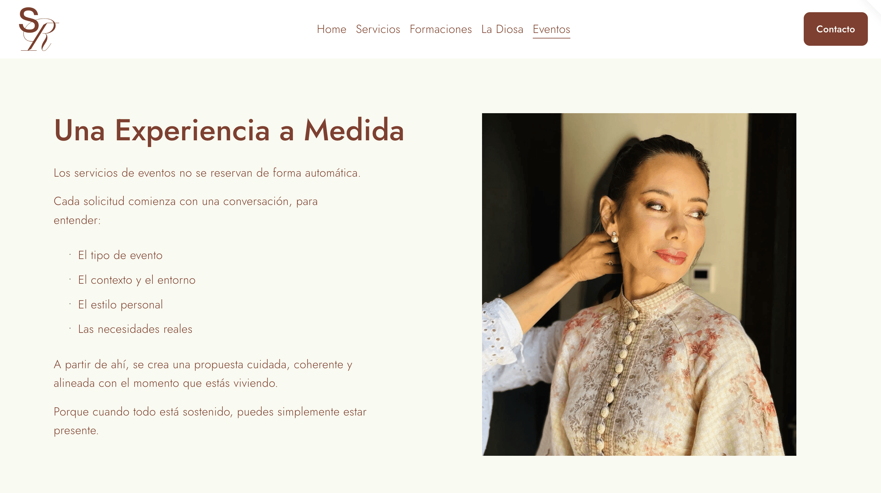 Screenshot of the "Una Experiencia a Medida" section of the Soledad Rebollar Eventos page, describing a personalised consultation process for event hair and makeup services, alongside a portrait of a woman in an elegant floral blouse adjusting her earring.