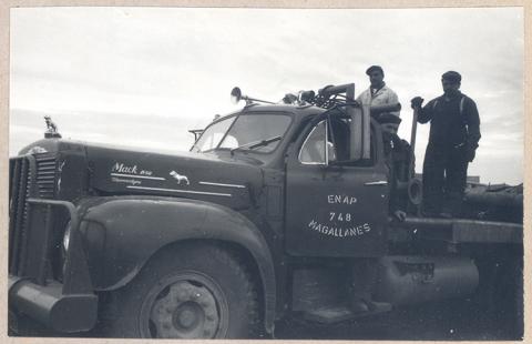 Camión de La Empresa Nacional Del Petróleo.