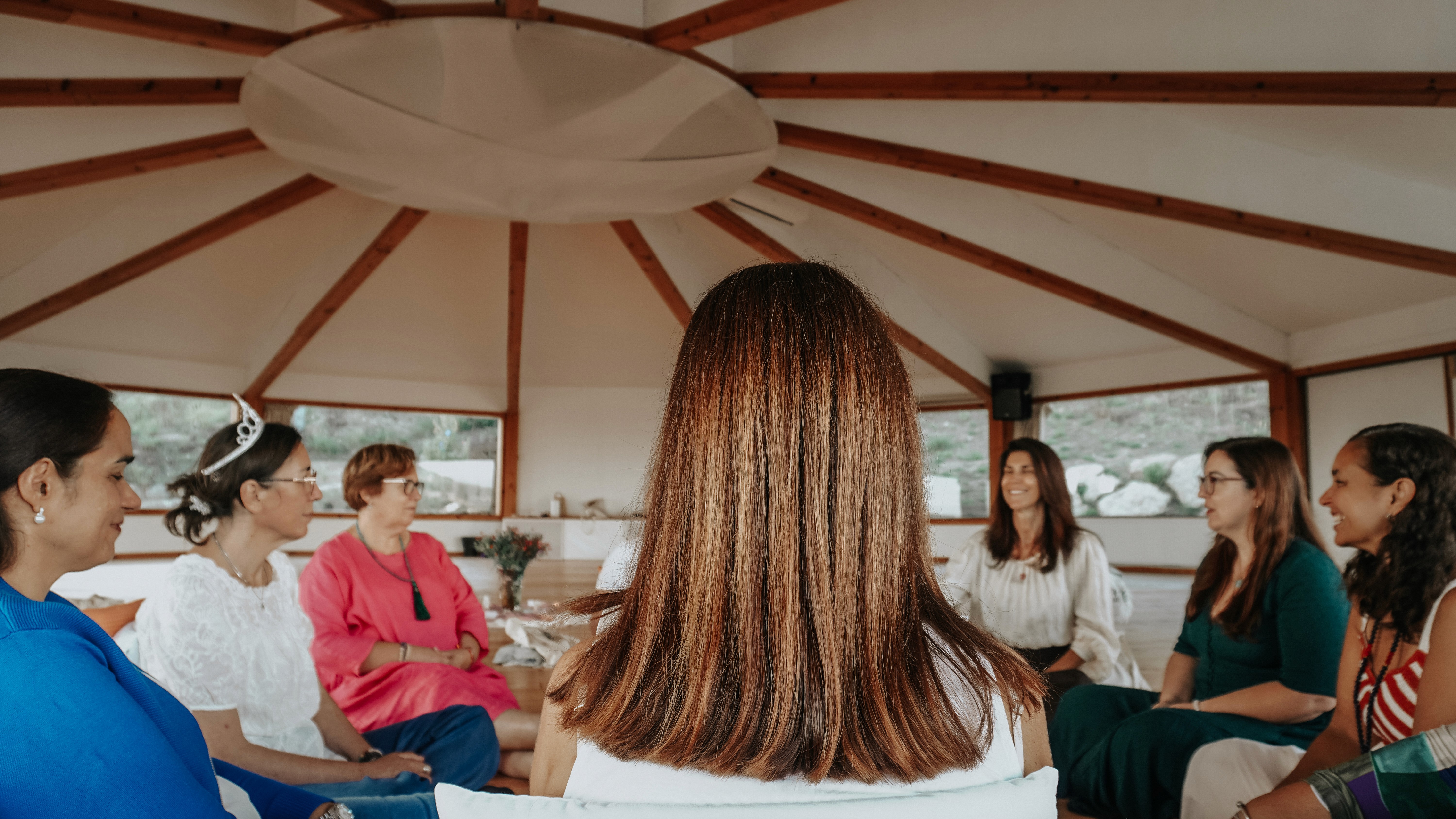 alquimia para mulheres, retiro para mulheres, mulheres sentadas em circulo