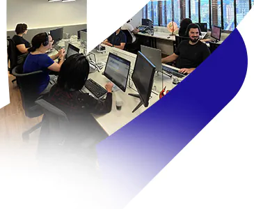 Equipe de atendimento da Livare Viagens com headsets em escritório moderno, oferecendo suporte completo aos viajantes do Circuito Andino sobre documentos, clima e rotina da viagem.