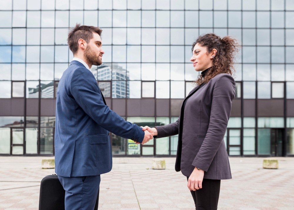 Un grupo de profesionales B2B analizando gráficos de crecimiento en una reunión estratégica