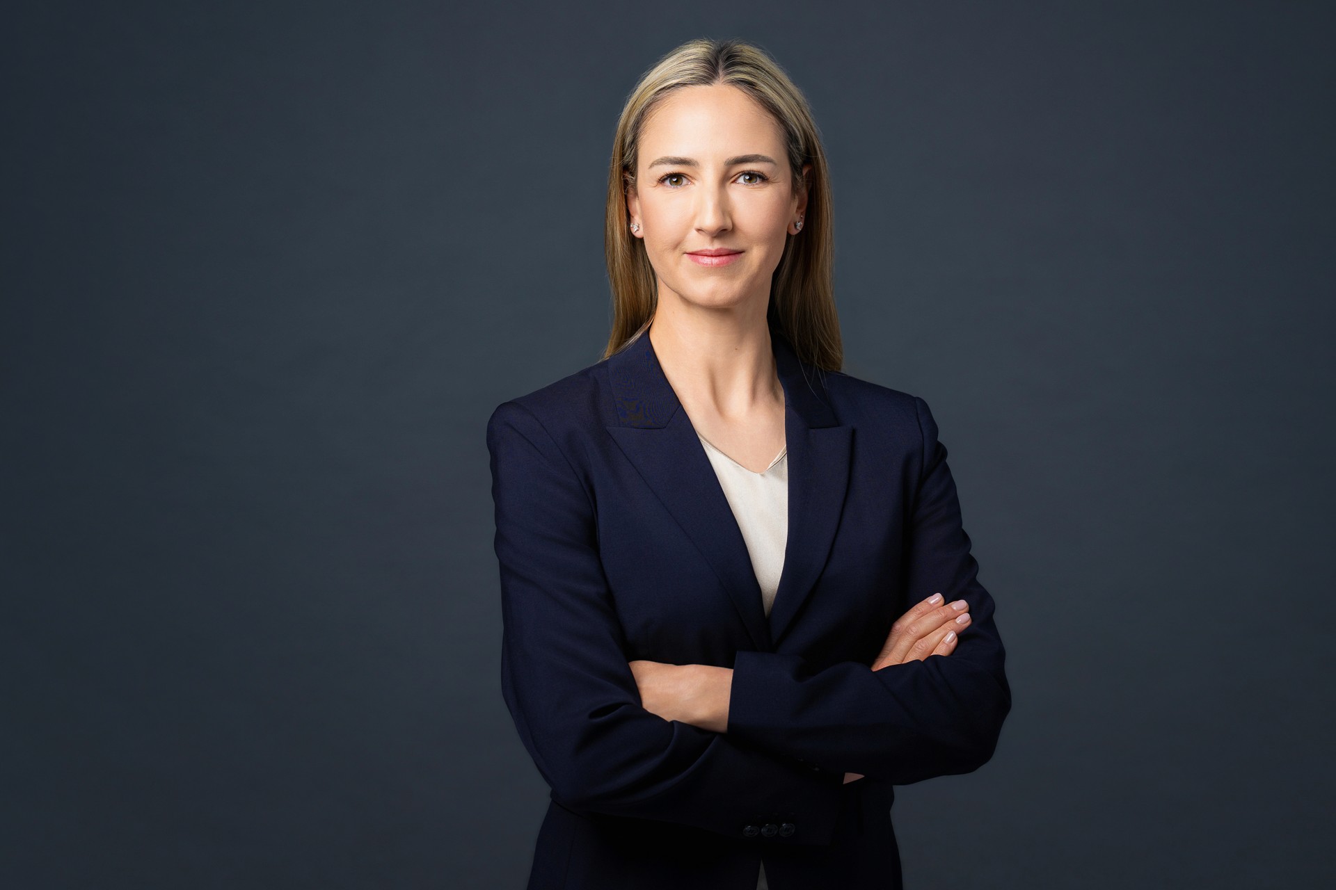 CV Foto einer Frau im dunklen Blazer in Zürich. Aufgenommen Apply Studio.