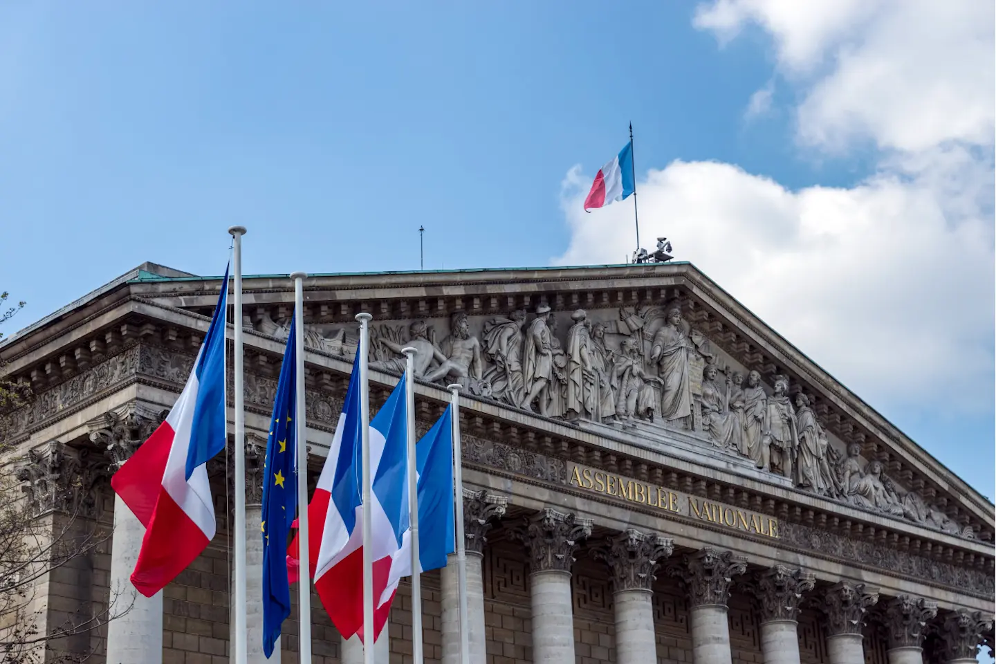 Assemblée nationale française avec drapeaux tricolores, illustration des certificats d’économies d’énergie