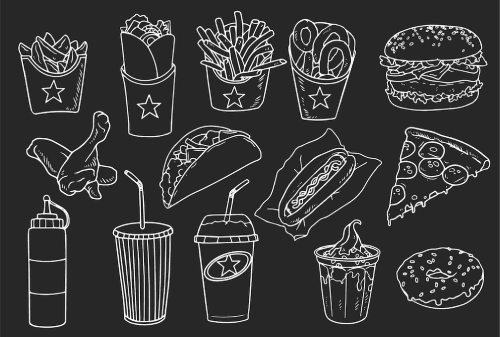 Menü mühendisliği: kara tahta zeminde burger, patates, pizza, taco ve içecek çizimleri