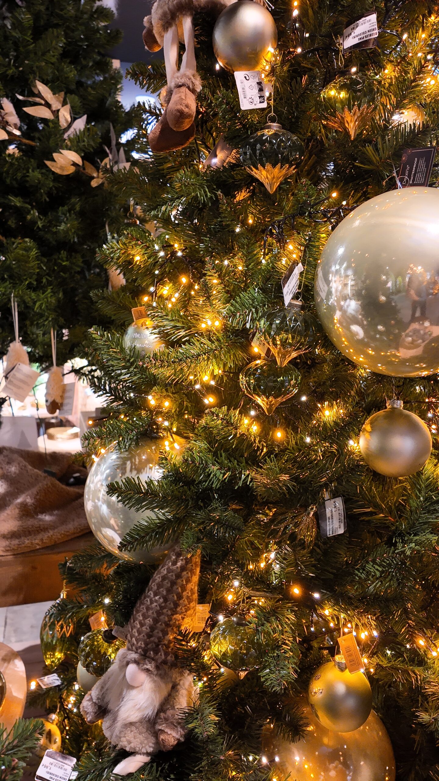 Christmas tree decorated according to 2024 trends
