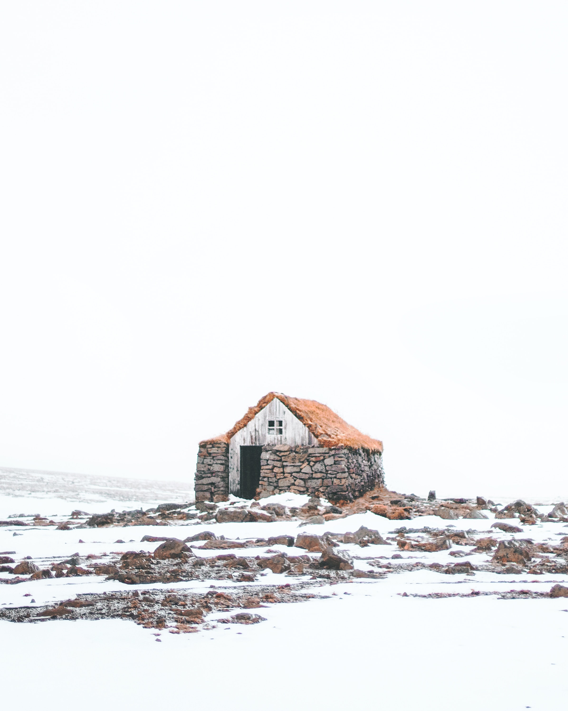 Steinhaus im Schnee