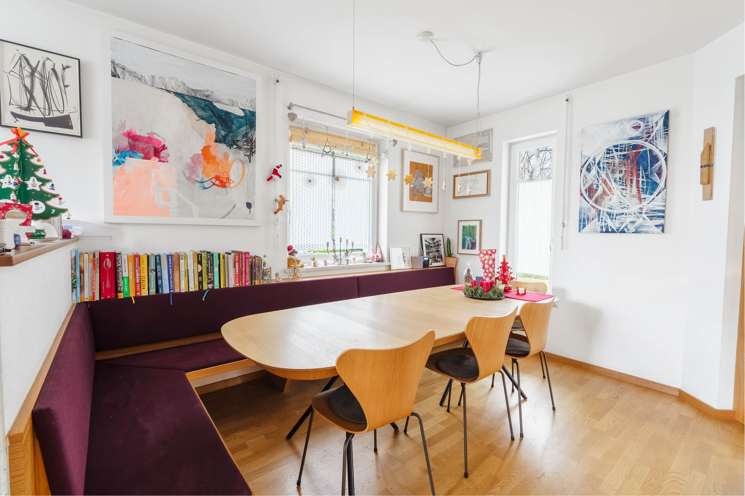 Hochwertige Immobilienfotografie eines minimalistischen Wohnbereichs in Wien, Loft-Stil.