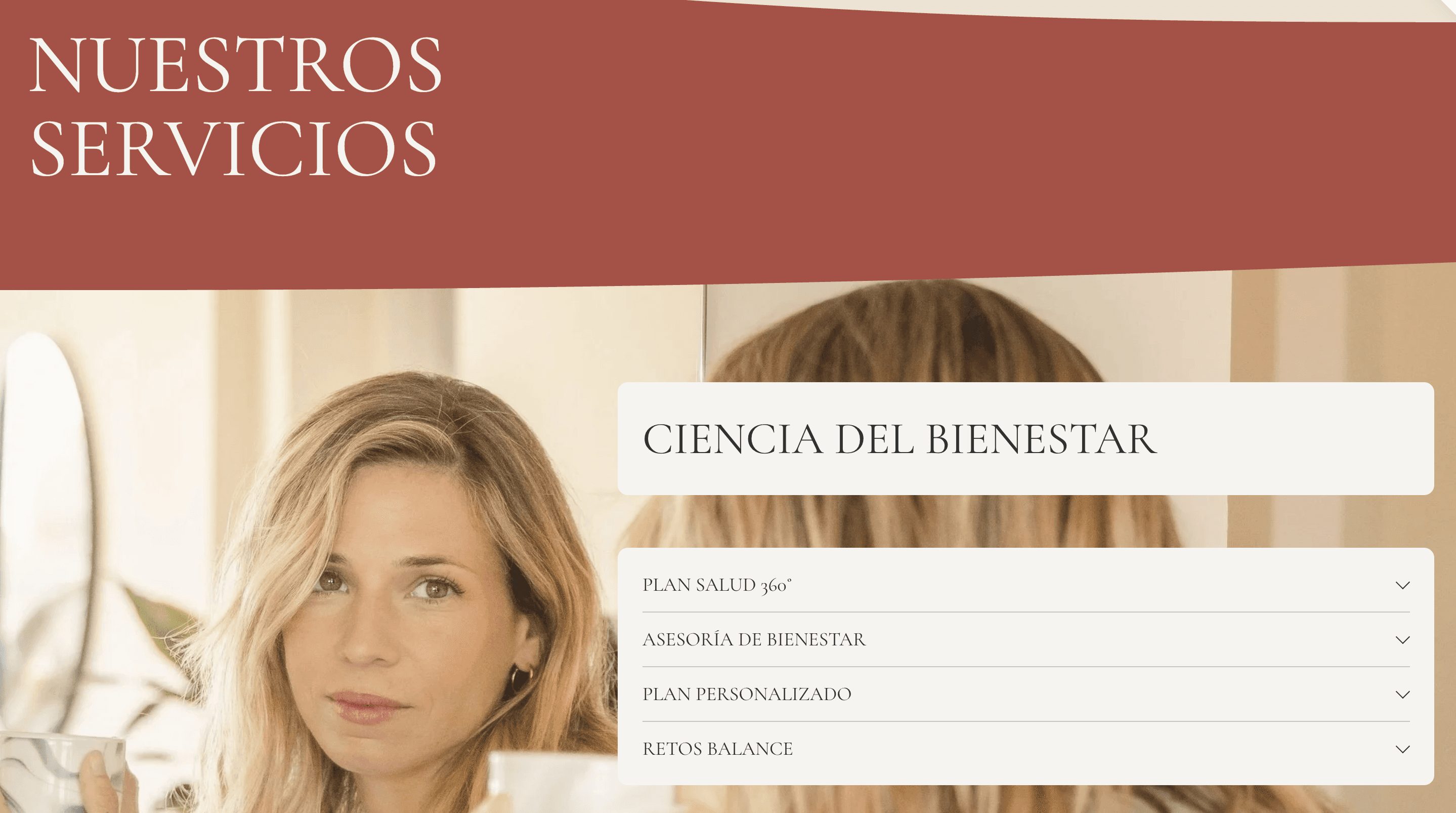 Screenshot of the "Nuestros Servicios" section of the Raquel Bermejo website, showing a "Ciencia del Bienestar" services menu with four collapsed accordion items — Plan Salud 360°, Asesoría de Bienestar, Plan Personalizado, and Retos Balance — overlaid on a portrait of a woman in a warm interior setting.