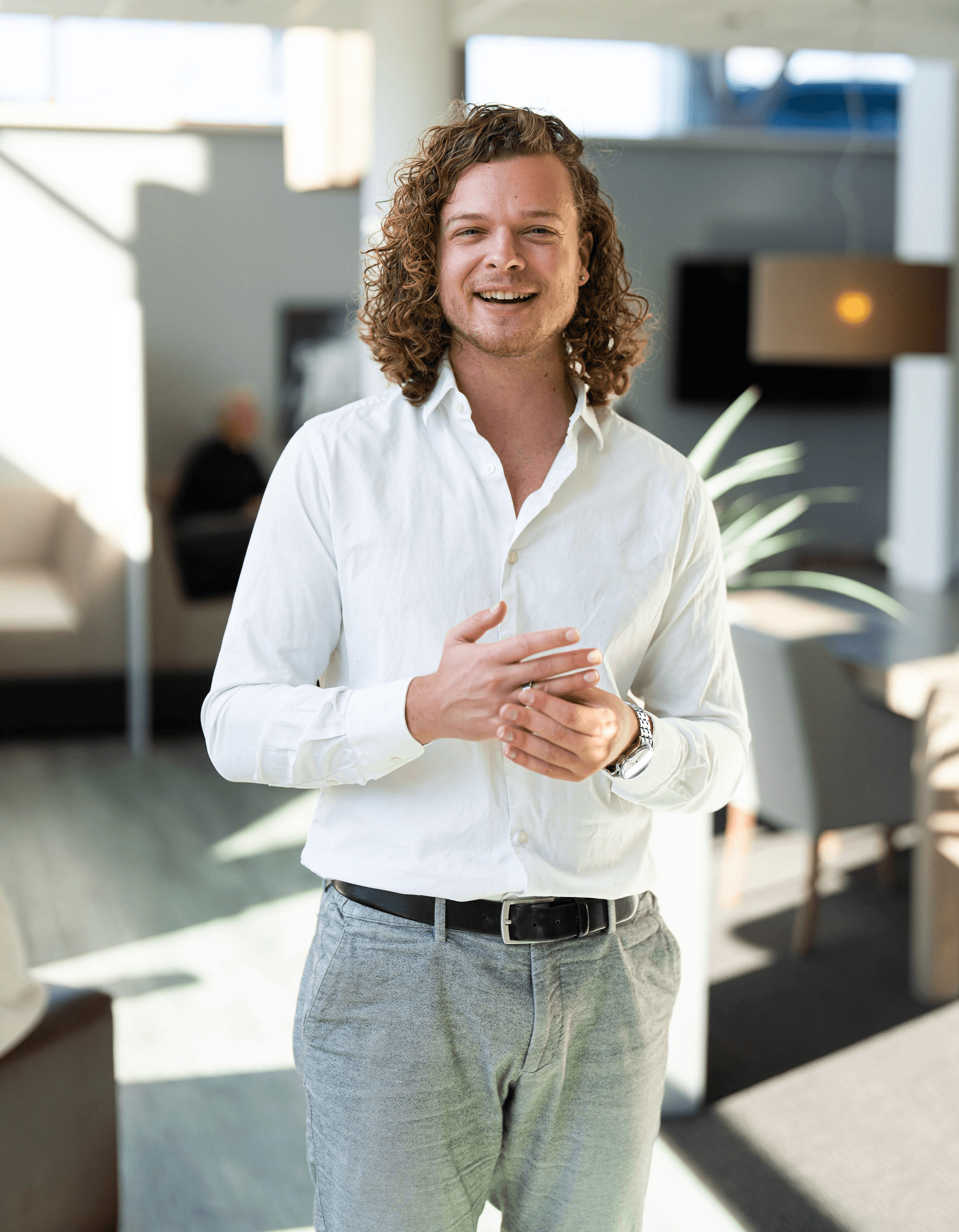SETTL team member welcoming internationals with expert housing advice