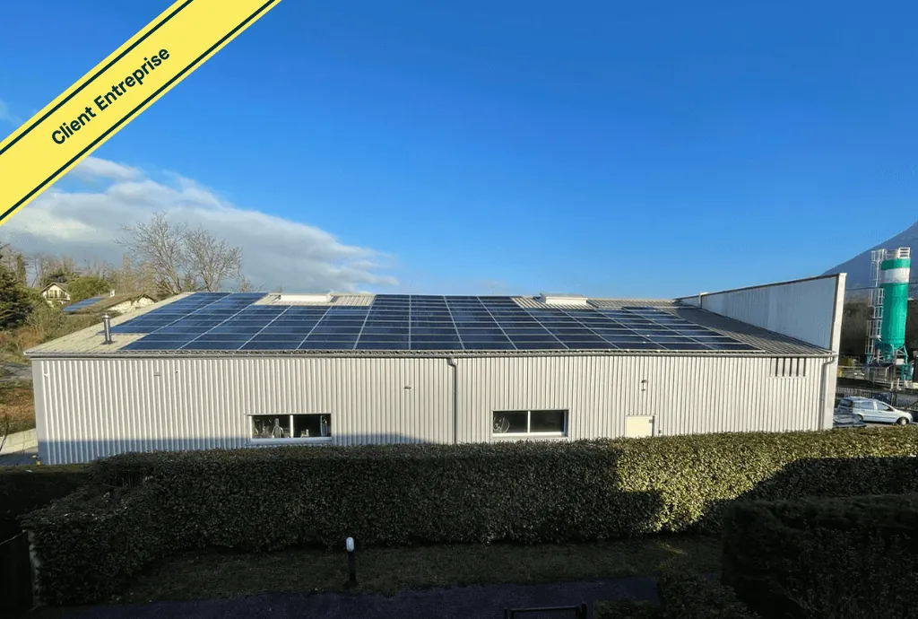 Photo d'un toit d’une entreprise à Viviers-du-Lac équipée de panneaux photovoltaïques dont l'installation a été faite par Solarock.