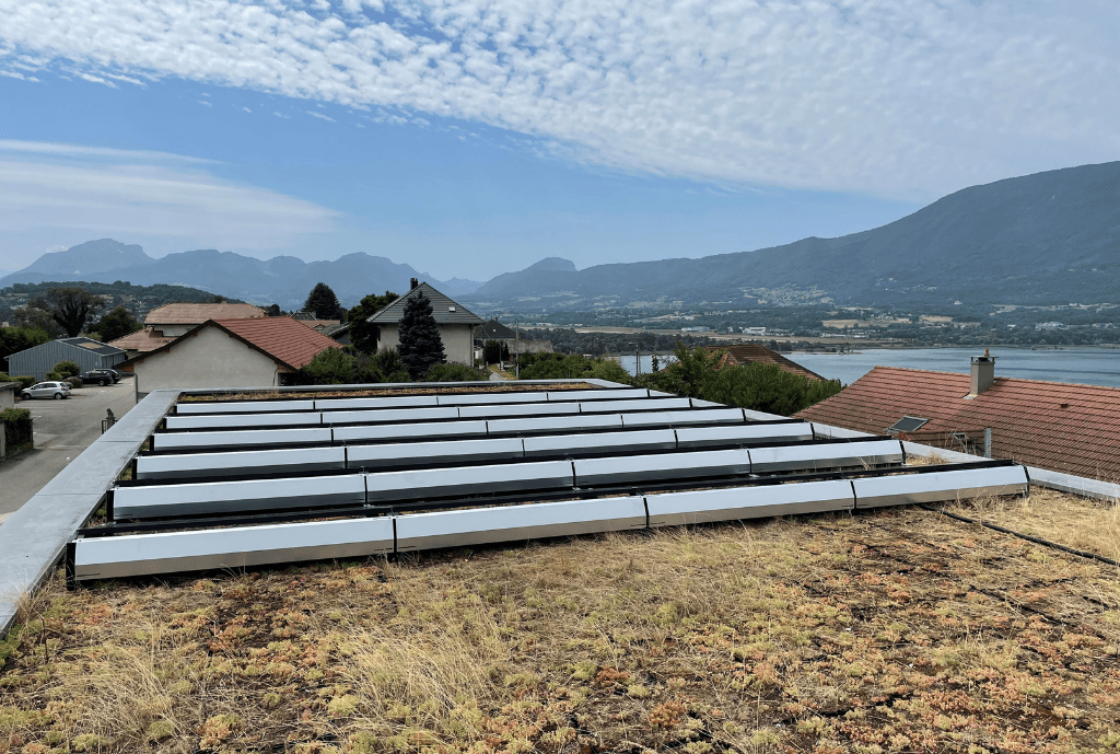 Photo d'une maison à Tresserve en France équipée de panneaux photovoltaïques dont l'installation a été faite par Solarock.