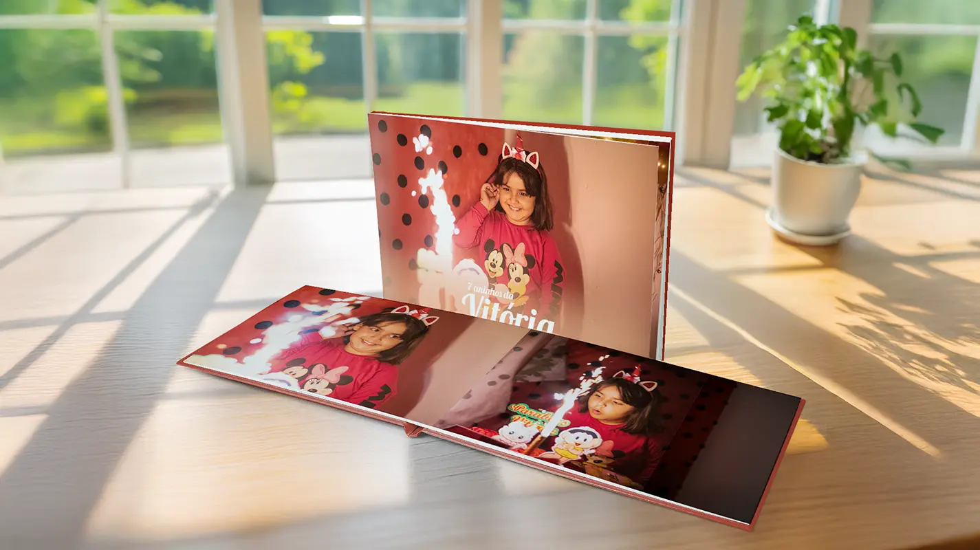 Fotolivro de capa dura no tamanho 20x20cm aberto e fechado em loop.