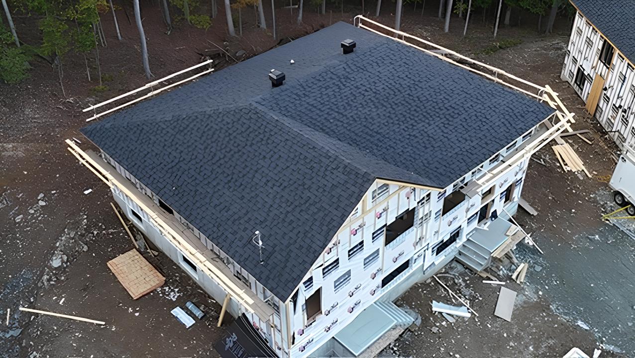 Vue aérienne d’une toiture résidentielle en bardeaux en cours d’installation sur une maison unifamiliale au Québec