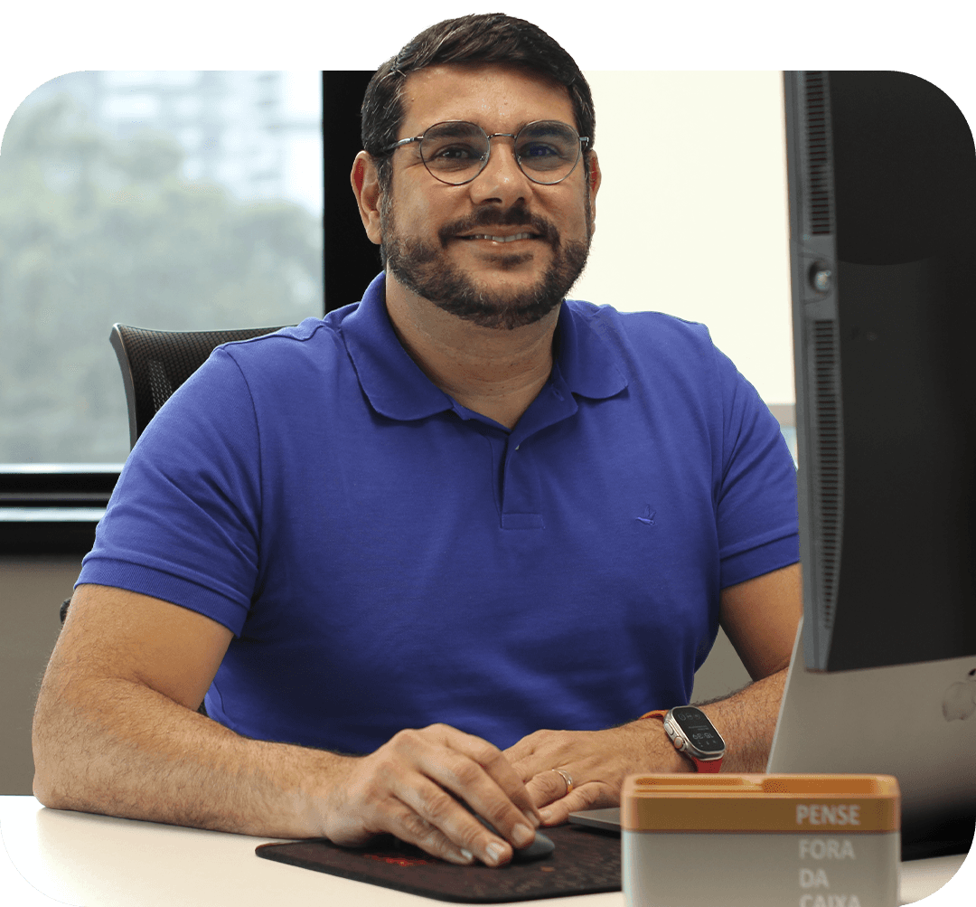 Gestor da equipe FindUP trabalhando em sua estação, com destaque para a cultura de inovação e o pensamento disruptivo no setor de tecnologia