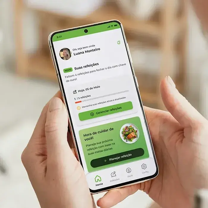 Close do celular nas mãos de uma mulher onde na tela mostra o layot que criei para a nova funcionalidade do aplicativo NutriTrack