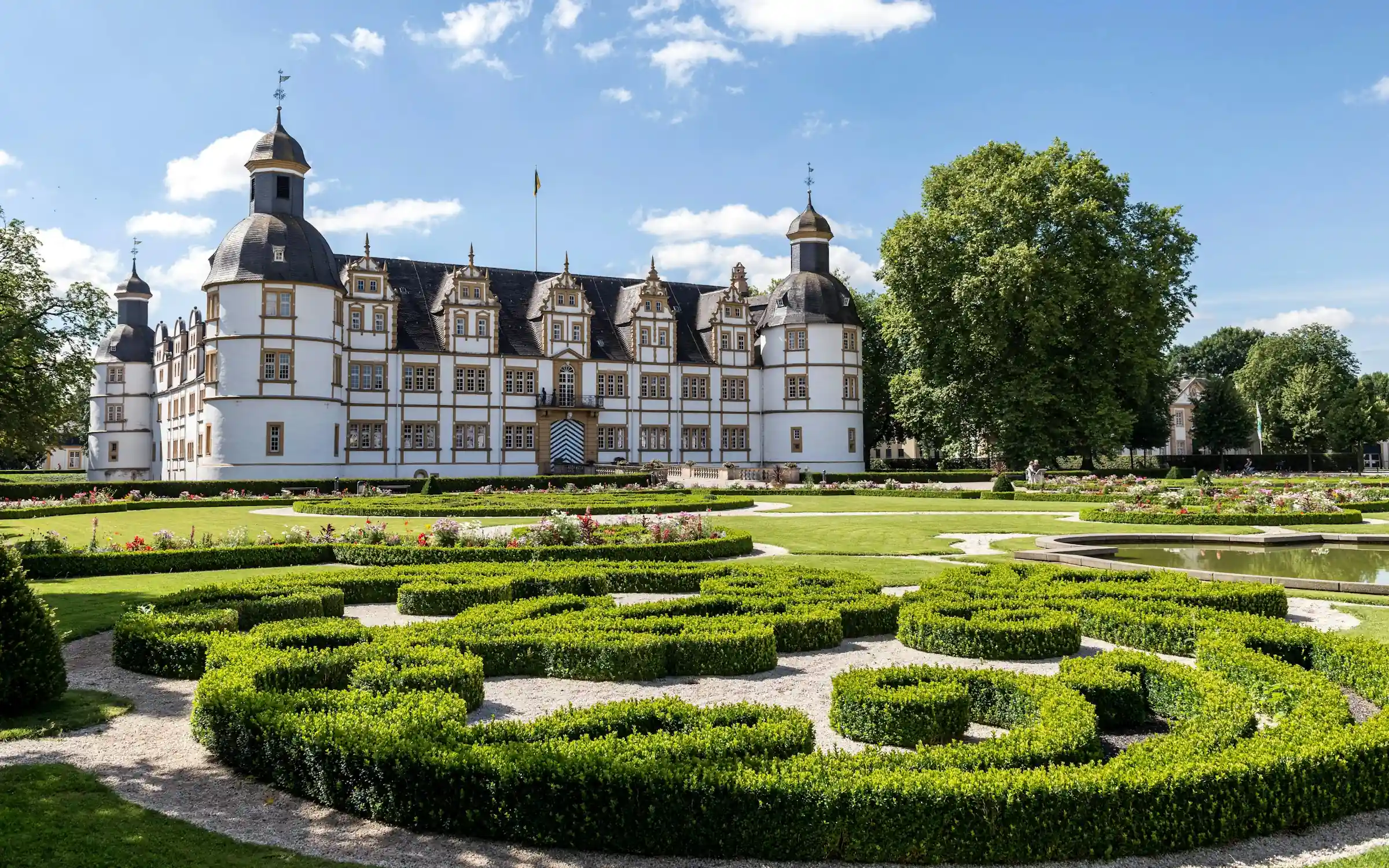 Paderborn, Schloss Neuhaus mit barockem Schlossgarten