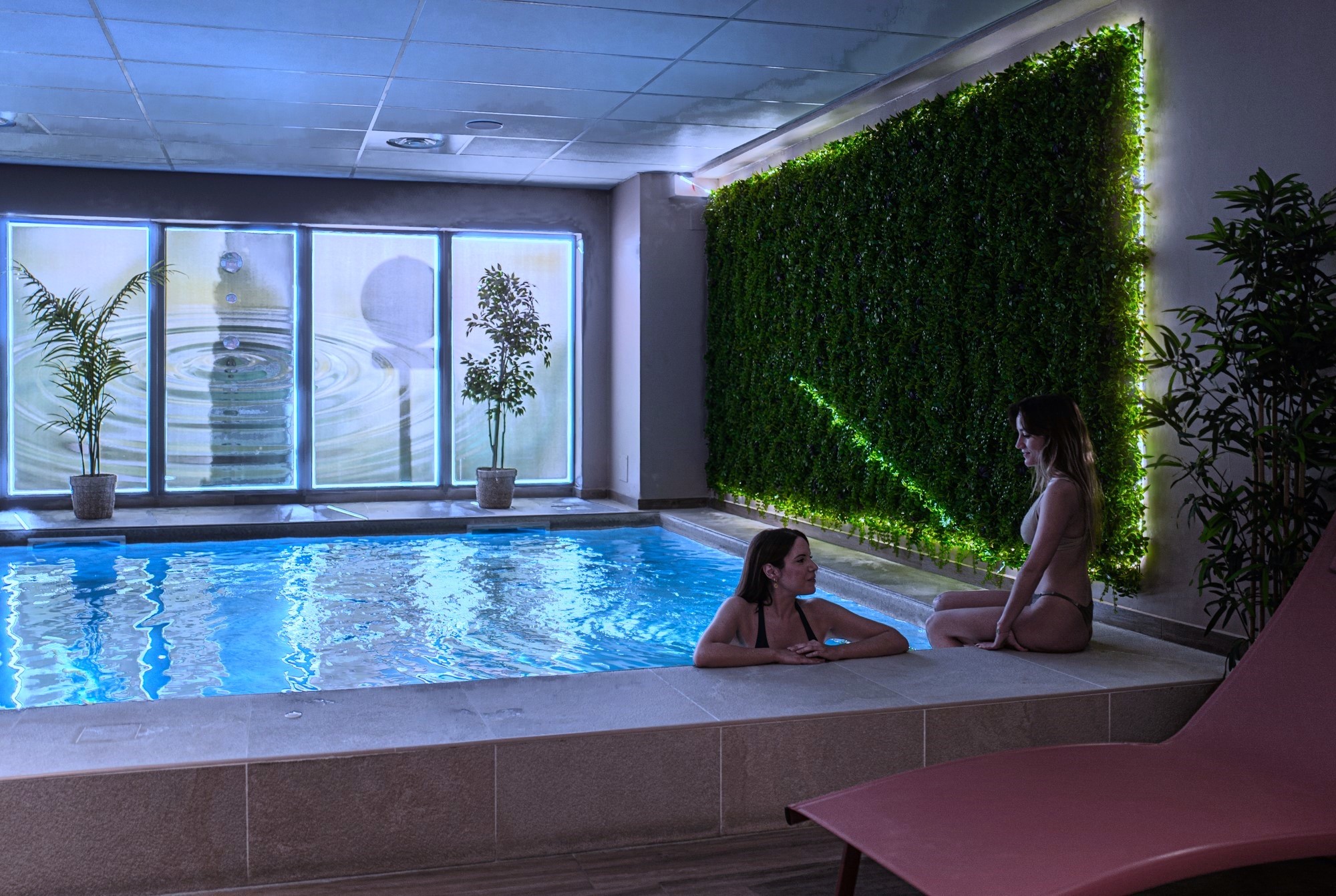 Deux personnes profitant d’un moment de détente dans l’espace spa, idéal pour une expérience bien-être en duo mère-fille à l’occasion de la Fête des Mères.