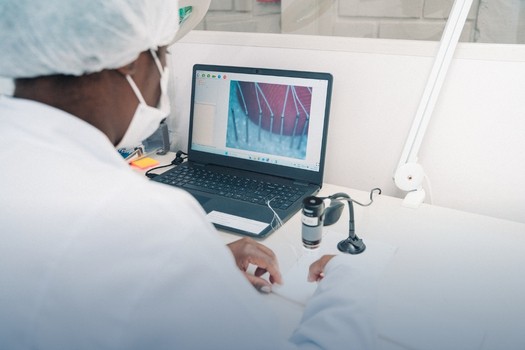 Colaboradora avaliando qualidade da sutura cirúrgica