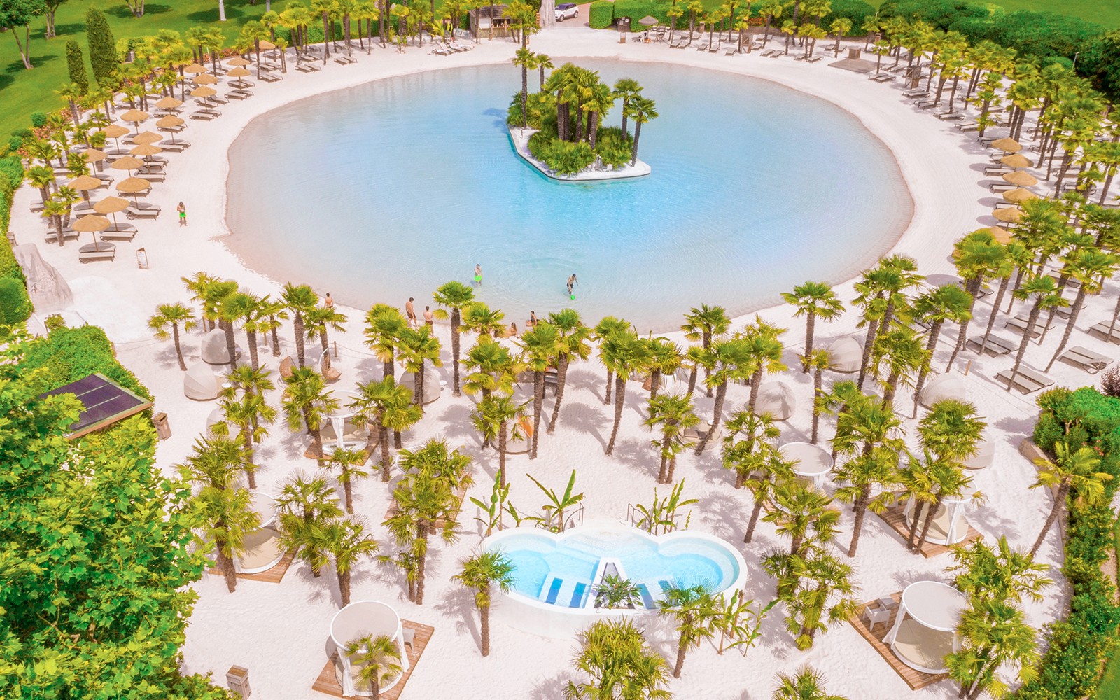 Palmiye ağaçları ve lagün ile Parco Cavour Su Parkı'nın havadan görünümü.