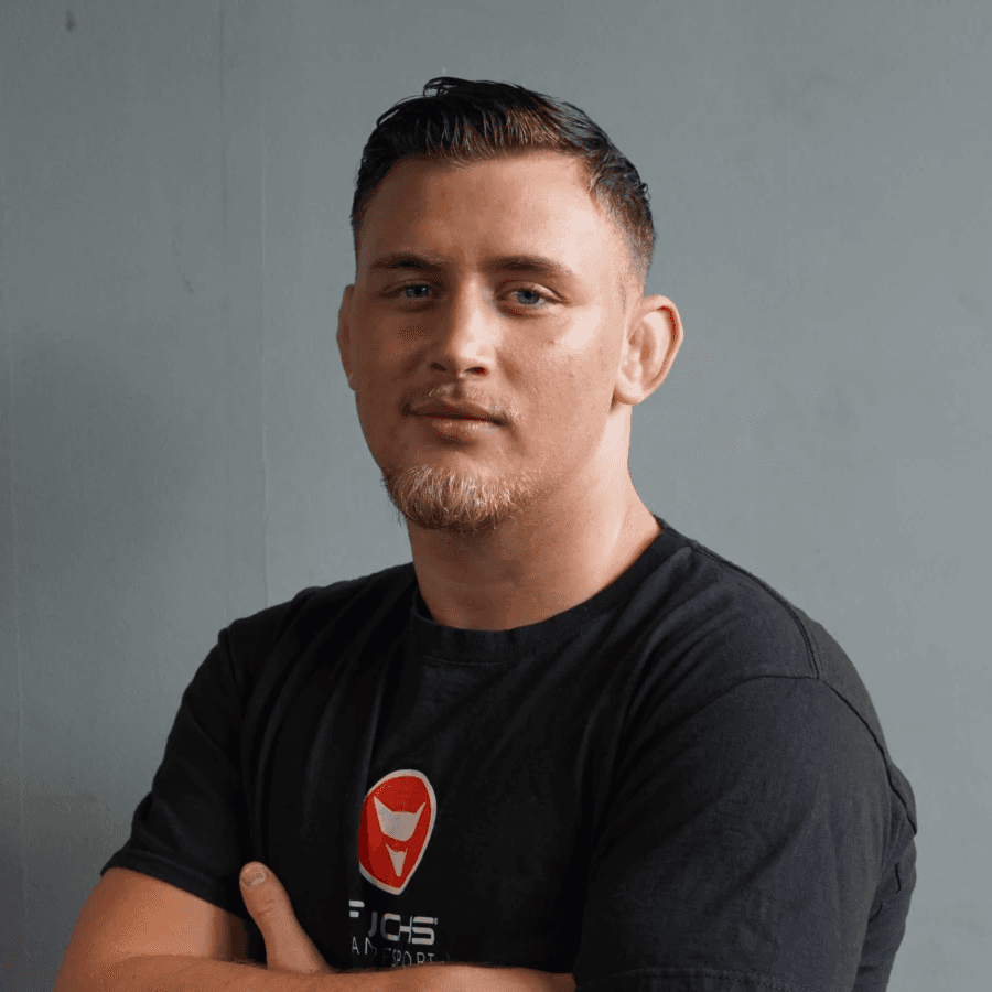 Jeremy, Trainer im Fuchs Kampfsportstudio, spezialisiert auf MMA und Grappling, leitet Training gemeinsam mit seinem Vater Sten