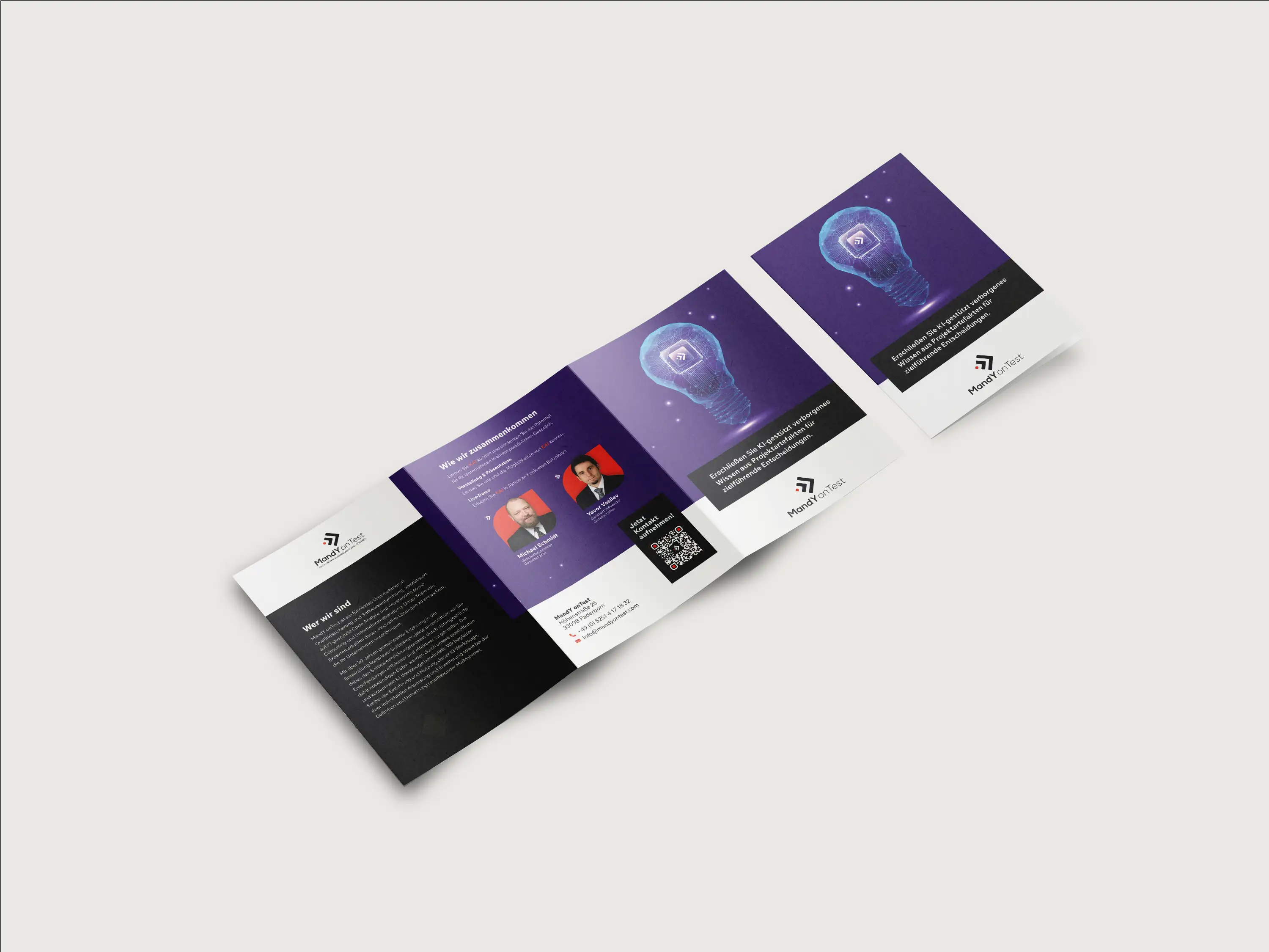 Mehrere aufgeklappte Trifold-Flyer für MandyOnTest, Softwareentwicklung und QA aus Paderborn