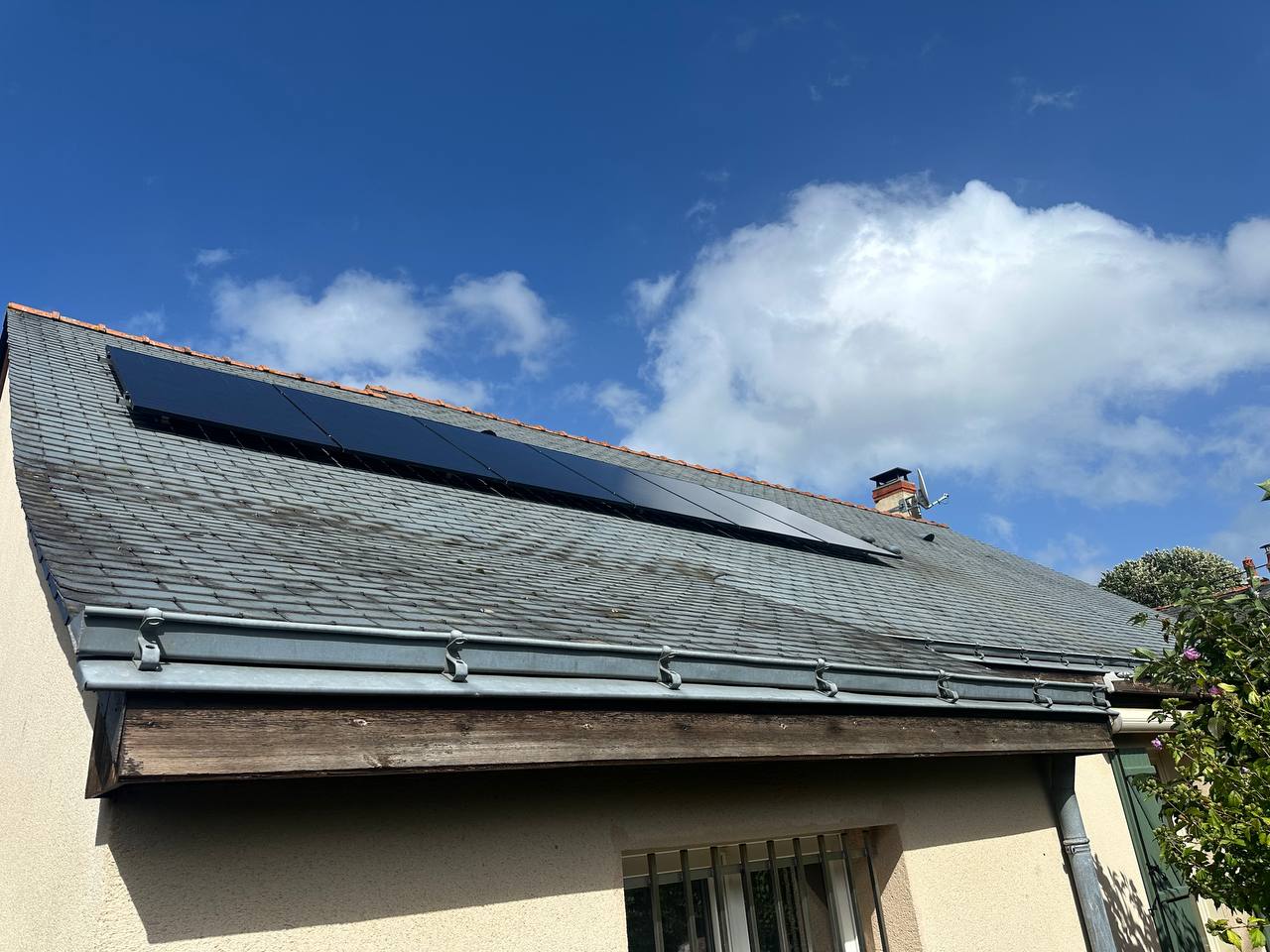 Photo d'une maison à Angers équipée de panneaux photovoltaïques dont l'installation a été faite par Solarock.