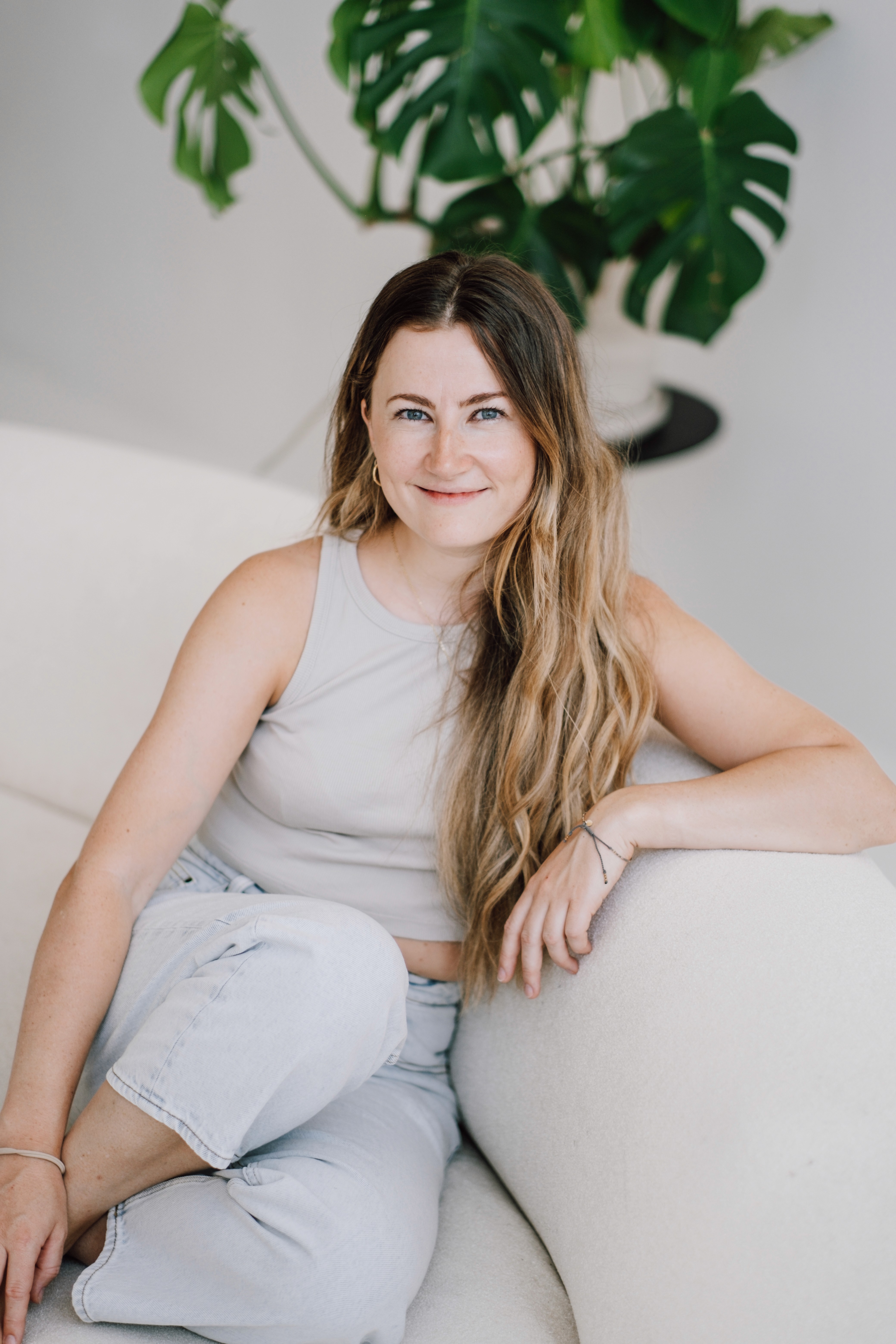 Antonia sitzt auf weißer Couch