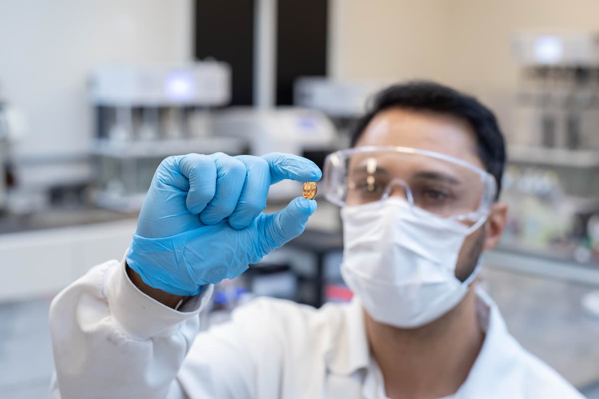 Especialista da Synvia realizando análise para estudos de bioequivalência e pesquisa clínica na América Latina