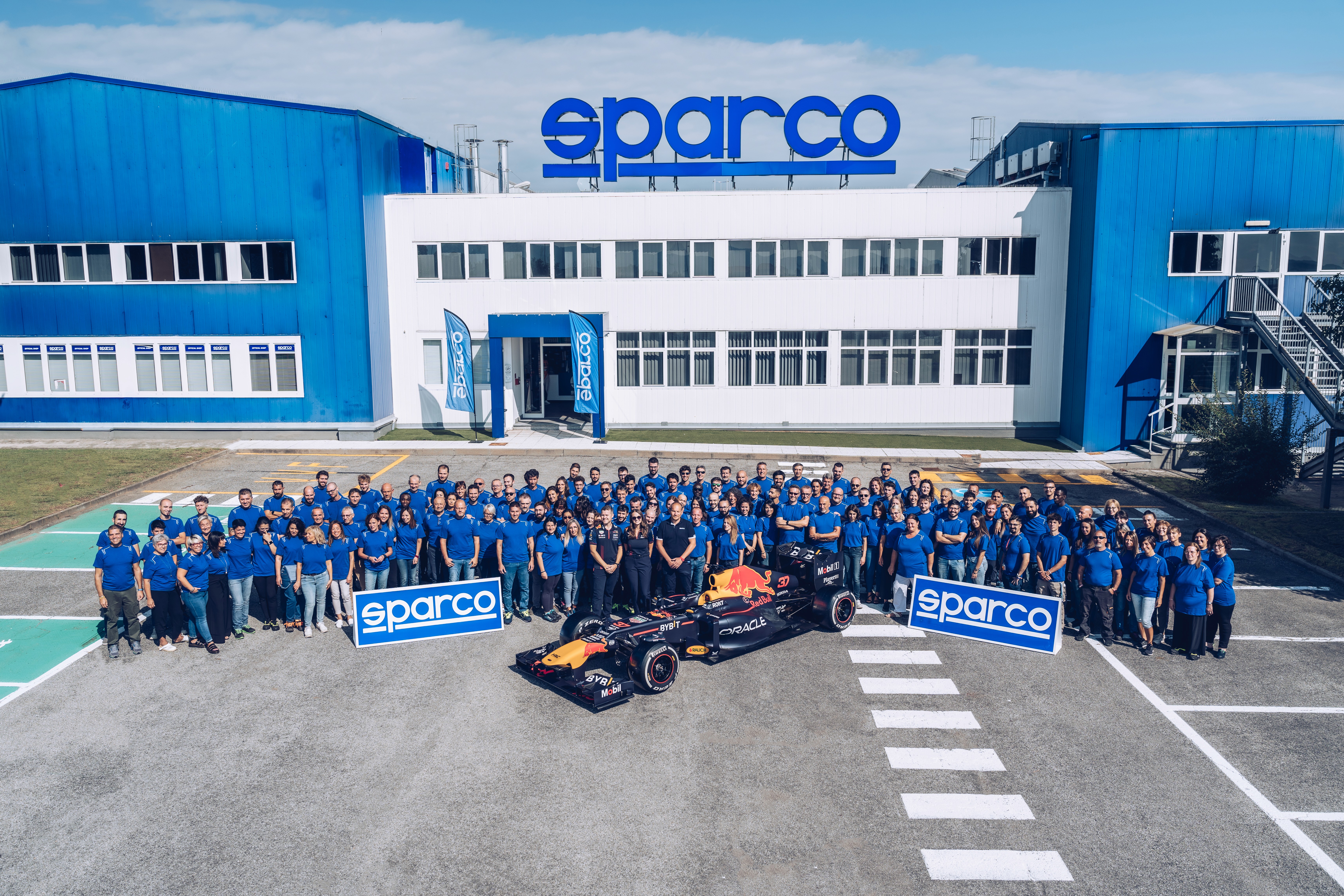 Foto in pista di ferrari sp3 daytona seguita da f40 e 12cilindri