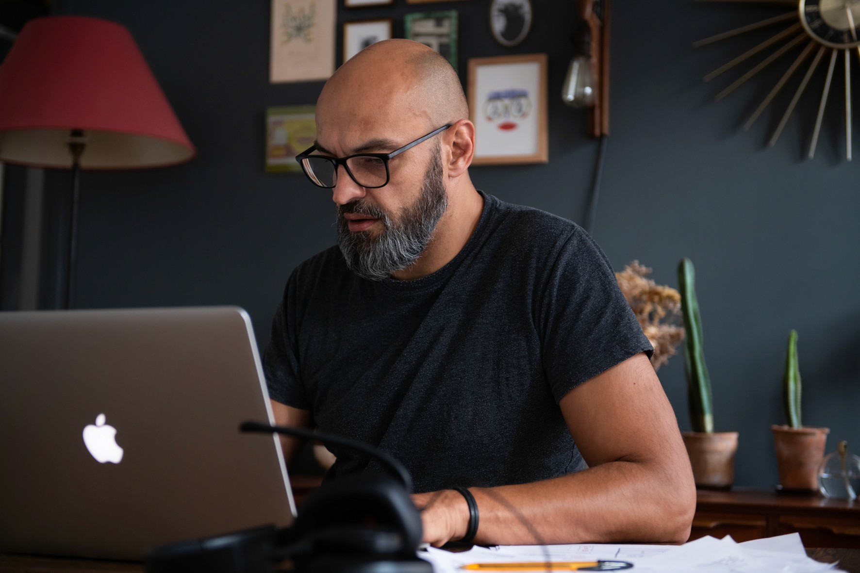 Conseil et stratégie digitale : designer d’expériences digitales (UX/UI) expérimenté, étudiant les parcours utilisateurs et les enjeux business pour orienter un projet.