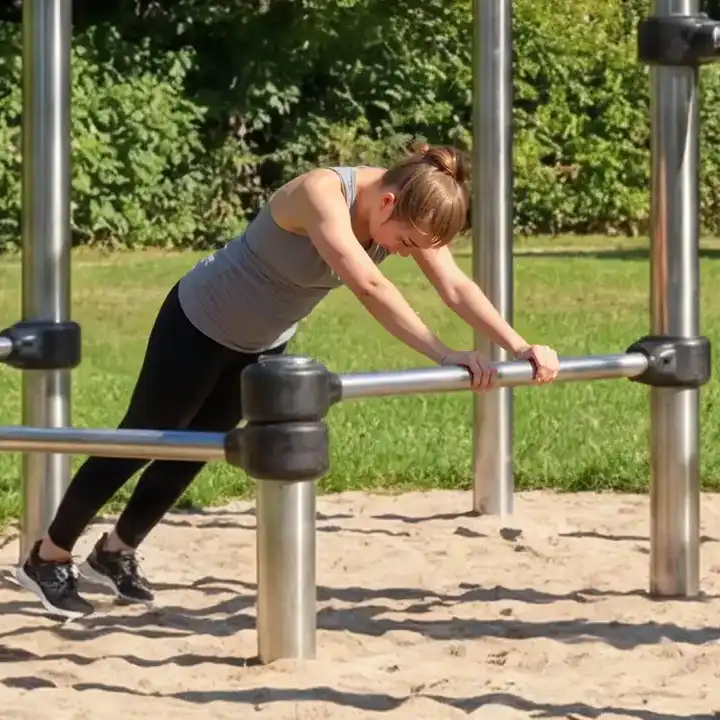 persoon die een oefening doet op outdoor calisthenics toestel