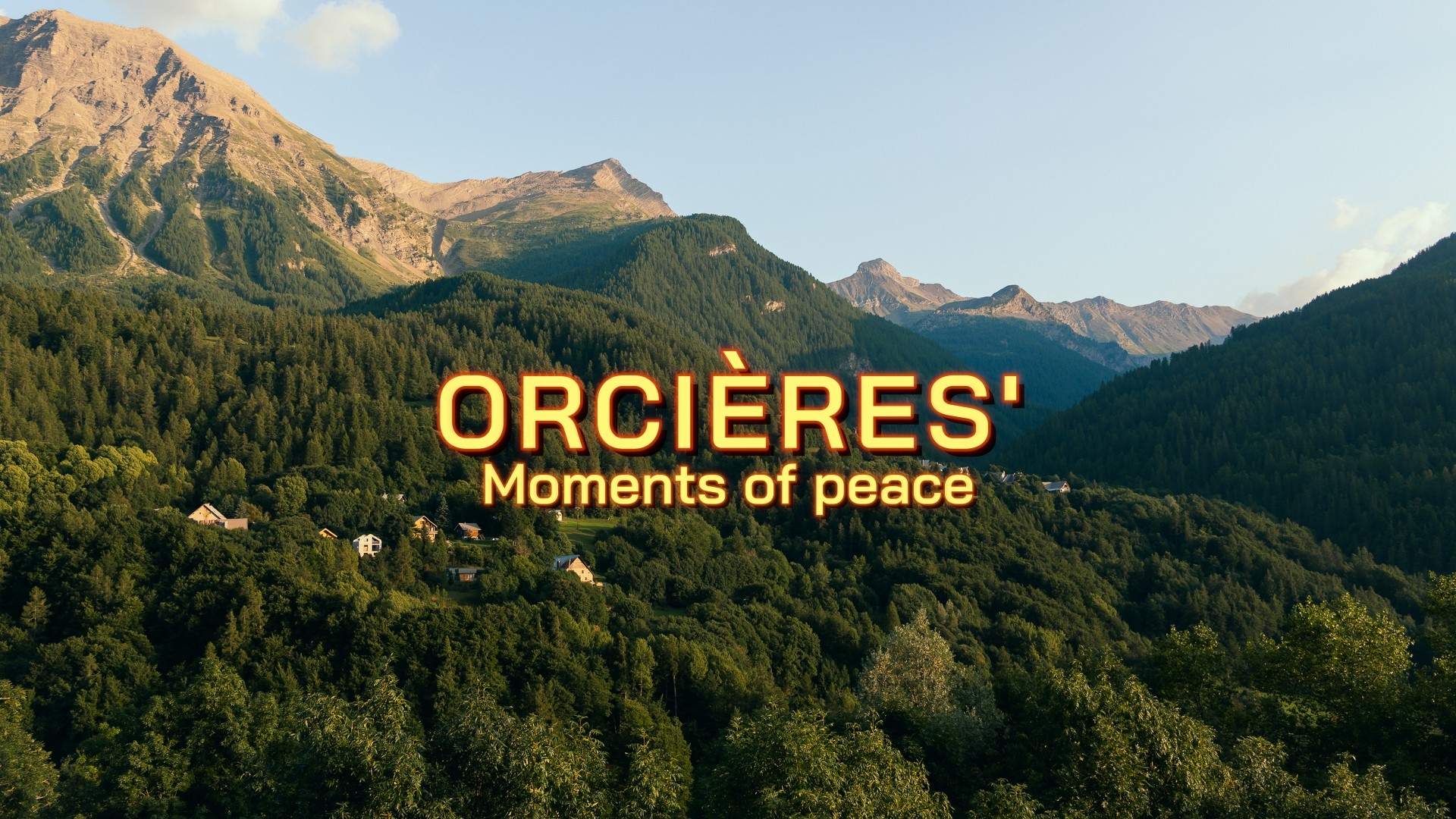 Paysage montagneux au coucher du soleil à Orcières avec le texte “Moments of peace”.