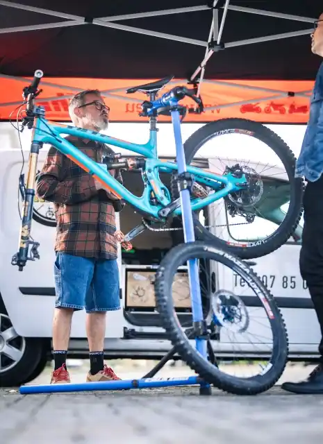 Mécanicien vélo effectuant une révision complète sur un marché du Calvados