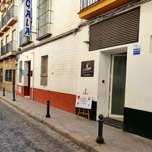 位於塞維利亞市中心格拉維納街50號的專業工作室主入口。