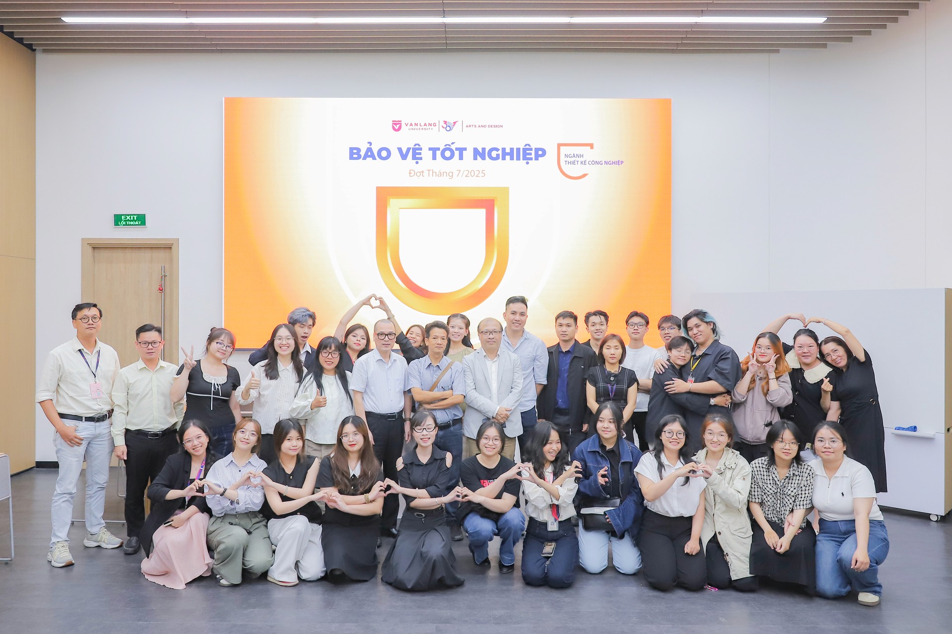 bao-ve-tot-nghiep-cua-sinh-vien-nganh-thiet-ke-cong-nghiep-khi-tu-duy-thuc-tien-khai-mo-gia-tri-cong-dong-e.jpg