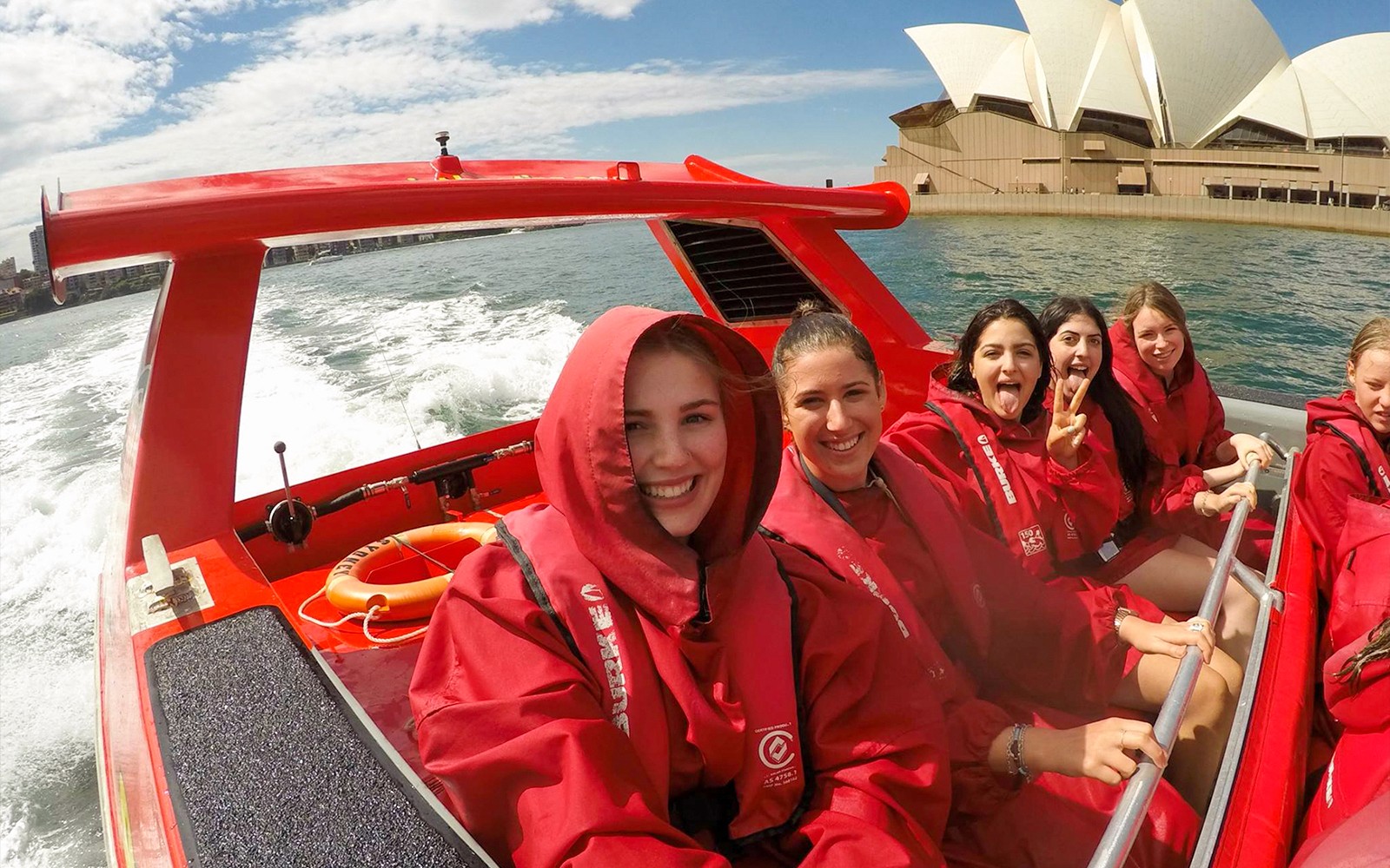 Persone in un giro in jet davanti alla Sydney Opera House, parte del Sydney Explorer Pass.