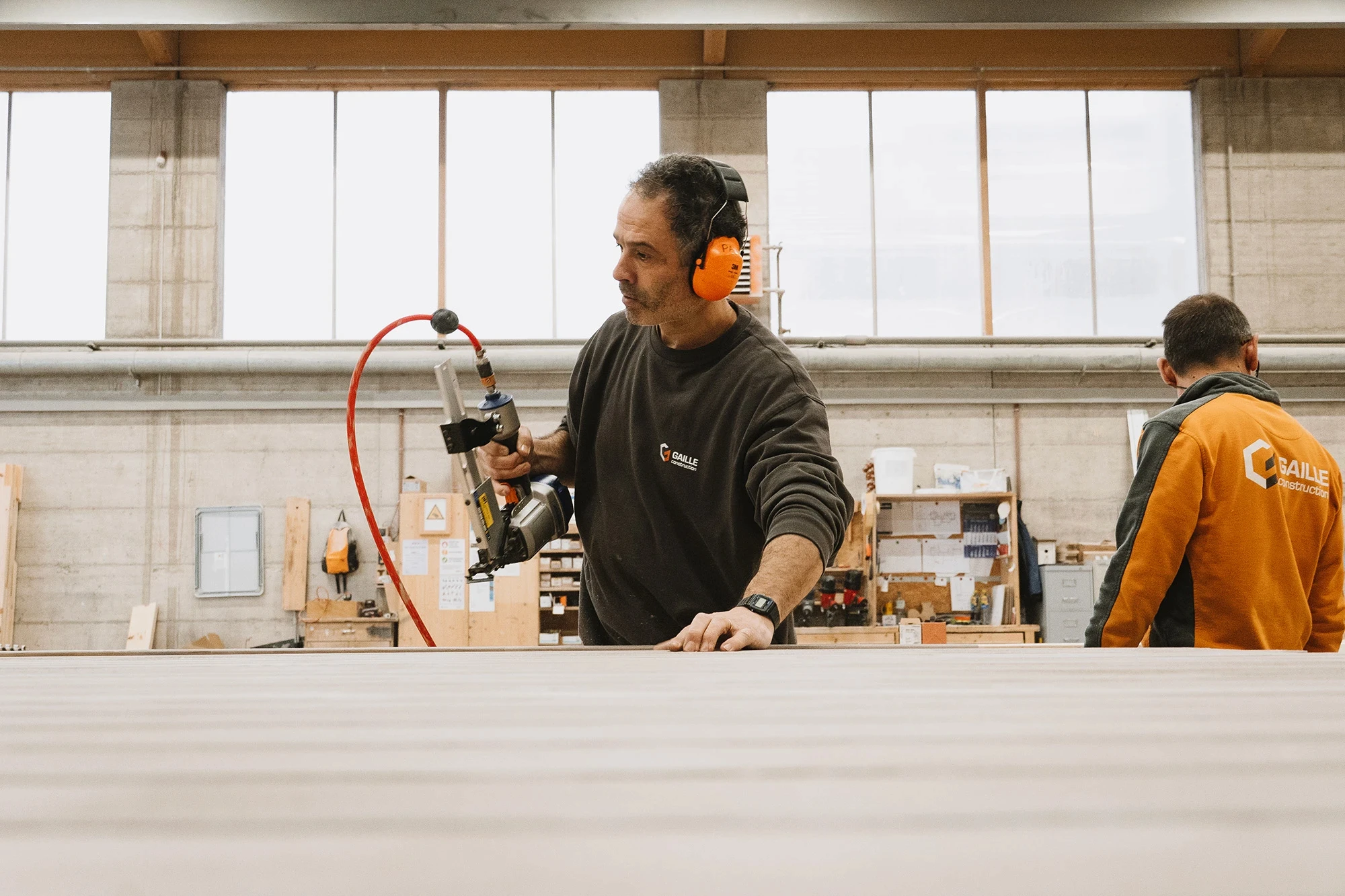 Professionnel manipulant une machine dans un atelier