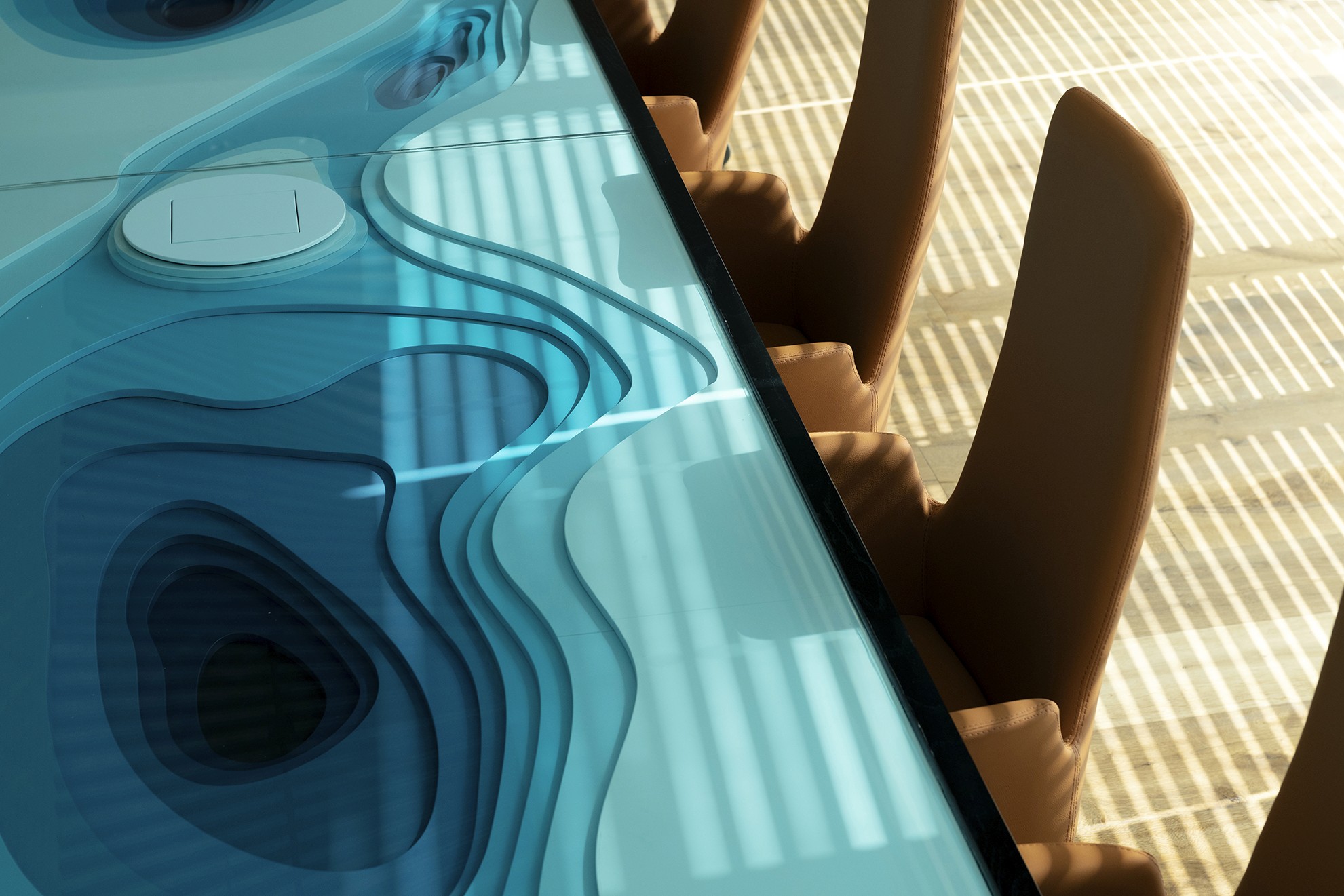 עיצוב לובי משרד מודרני עם חיפוי אבן טבעית וריהוט בהתאמה אישית – תכנון מוקפד של דה סטודיו