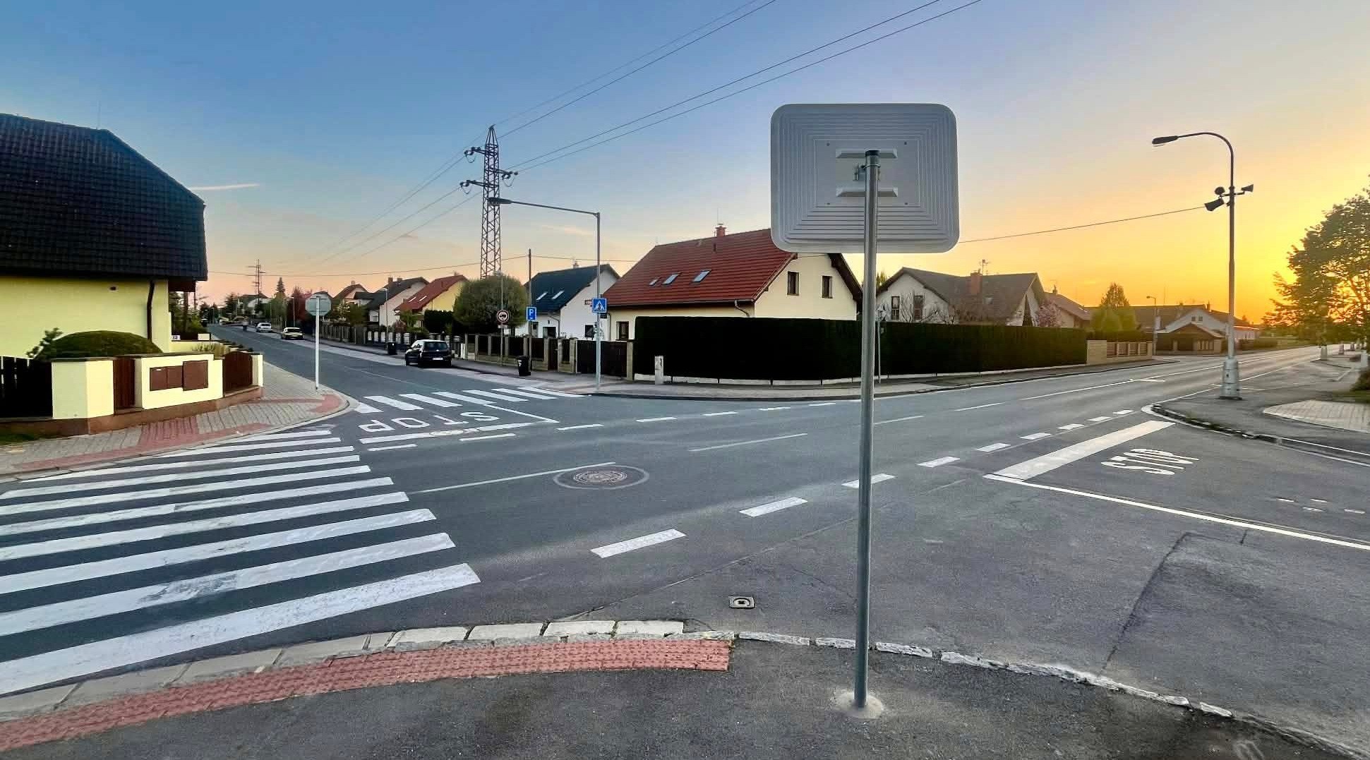 Dopravní zrcadlo na křižovatce Pálenecká x Dvorská