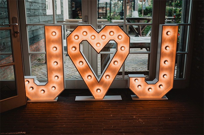 Voorbeeld van 2 lichtletters met een hartje