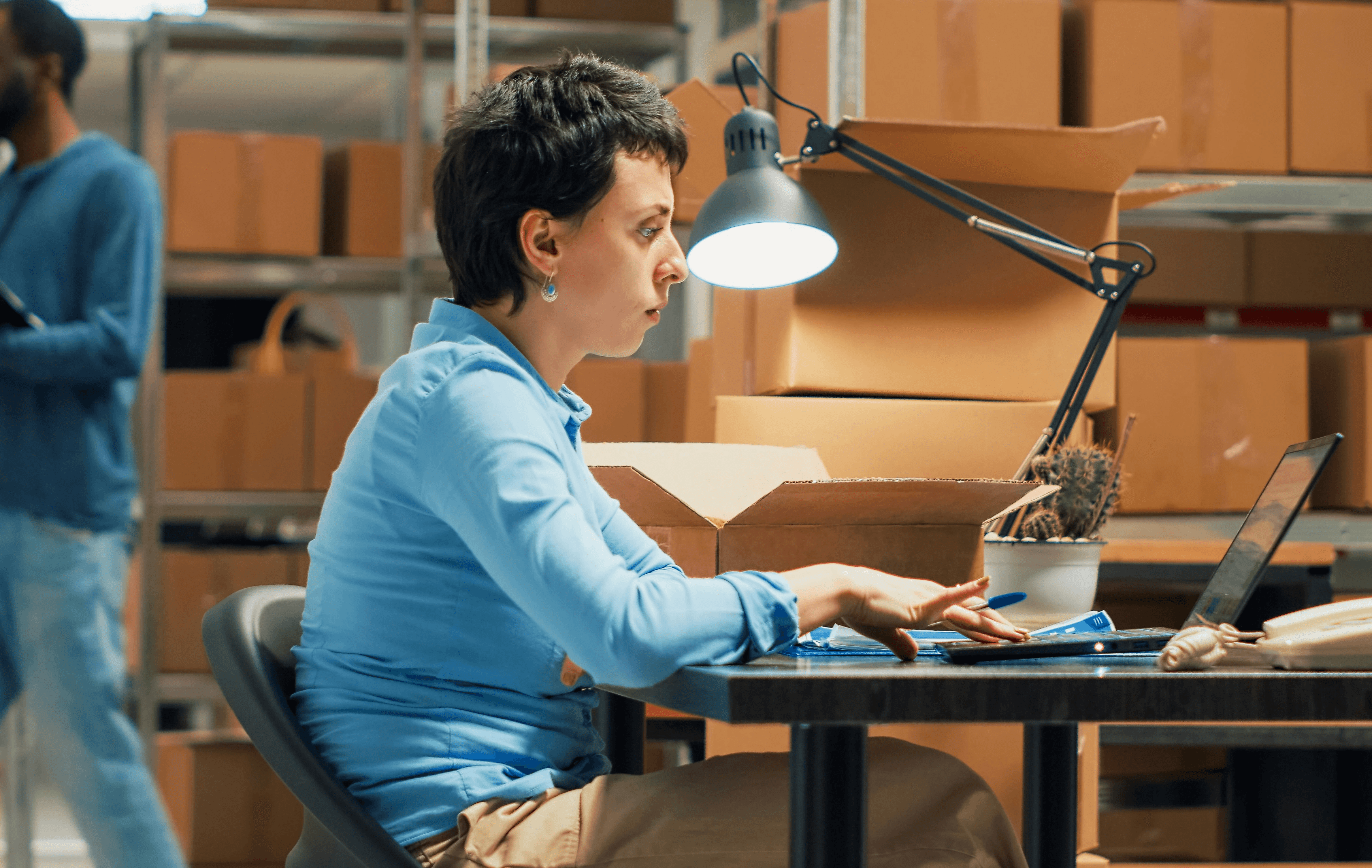 Digitales Grading im Mitarbeiterportal: Ein Techniker prüft eine gebrauchte Bohrmaschine an einer Werkbank. Im Hintergrund zeigt ein Laptop das Loopia Portal mit einer Checkliste und Farbskalen für die Zustandsbewertung und Vorbereitung zum Wiederverkauf.