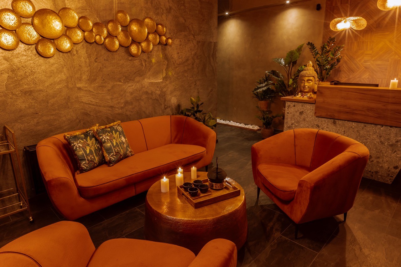 Komfortní čekací zóna pro klienty s pohodlným křesly v relaxačním salonu LAYA Spa Ritual Jablonec nad Nisou