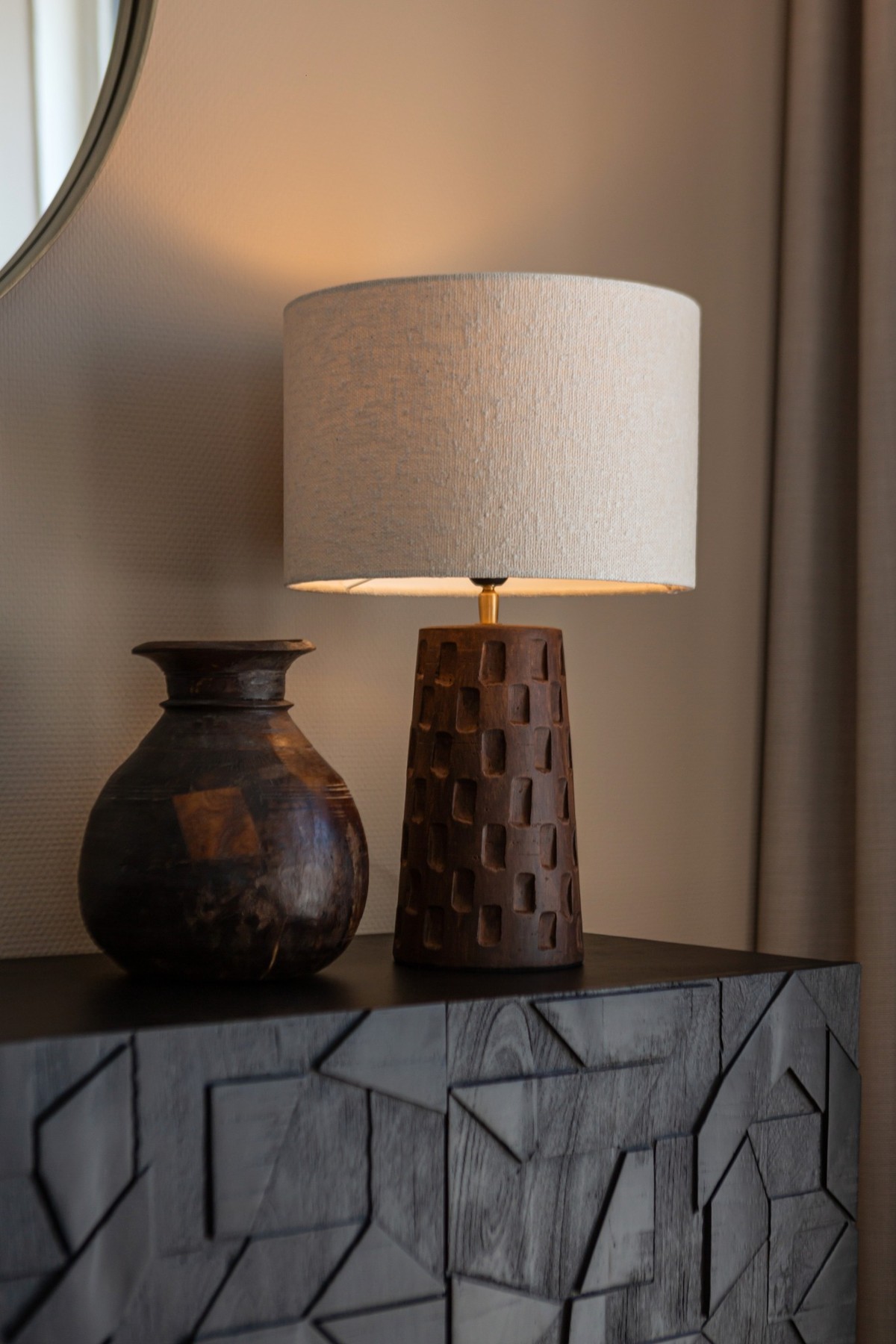 side table met tafellamp en vaas hout