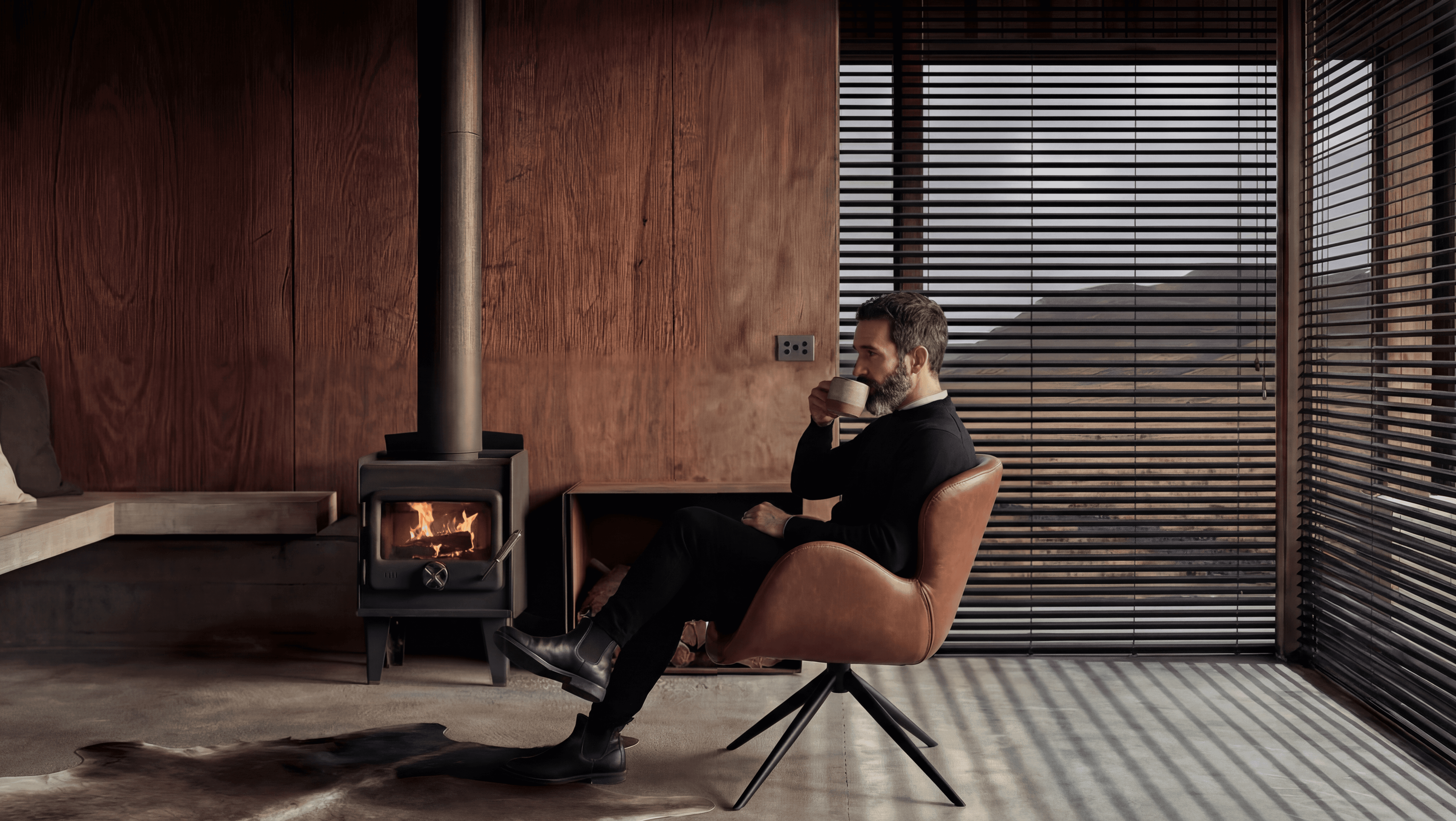 Moteris trobelėje skaito knygą