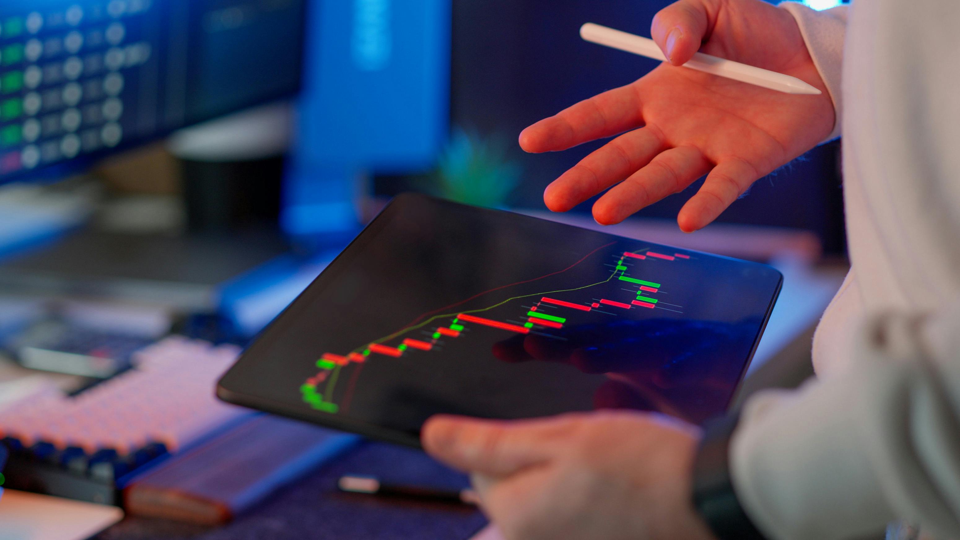 Como minerar produtos vencedores em 2026: método completo + exemplos para vender no dropshipping  Se você está começando no dropshipping, provavelmente já percebeu:  O problema não é criar loja. Não é subir criativo. Não é rodar anúncio.  O problema é escolher o produto errado.  Nada drena mais dinheiro do que testar algo que ninguém quer comprar.  Em 2026, com tráfego mais caro e margem mais apertada, não existe espaço para achismo.  Quem cresce hoje não “chuta tendências”. Quem cresce minera dados.  Neste guia, você vai aprender:  o que realmente define um produto vencedor  como encontrar produtos com demanda real  como validar antes de investir em tráfego  quais categorias continuam vendendo todo mês  e o método usado por operações que escalam  O que é um produto vencedor no dropshipping?  Produto vencedor não é “produto viral”.  É produto que:  resolve uma dor forte  vende de forma impulsiva  tem boa margem  possui criativos fáceis de demonstrar  já está validado no mercado  aguenta escala em tráfego pago  Se ele depende de explicação longa, dificilmente vai funcionar em público frio.  Quanto mais simples de entender, maior a conversão.  Por que a mineração precisa ser constante?  Todo produto tem ciclo de vida:  Descoberta  Escala  Saturação  Quando muita gente copia, o CPM sobe, a margem cai e ele morre.  Por isso, operações profissionais mantêm uma esteira de testes toda semana.  Quem para de testar, para de vender.  Dropshipping é jogo de fluxo, não de “produto mágico”.  Como pensar em nichos da forma certa  Em vez de procurar “o produto da moda”, pense em dores humanas permanentes.  Um modelo simples é olhar para necessidades básicas de consumo:  saúde  segurança  beleza  conforto  praticidade  hobbies  família  Essas dores nunca desaparecem.  Só mudam os formatos dos produtos.  Quando você trabalha com necessidades recorrentes, não depende de hype.  Categorias que continuam gerando produtos vencedores em 2026  Aqui não é lista de modinha. São mercados que vendem o ano inteiro.  Saúde e bem-estar  Dor física vende muito.  Exemplos:  correção de postura  alívio de dores  relaxamento muscular  sono  ortopedia  Produtos que prometem conforto imediato convertem fácil.  Casa e segurança  Todo mundo quer proteger o lar.  Exemplos:  câmeras inteligentes  iluminação automática  organização  utilidades domésticas práticas  Itens que trazem sensação de controle e praticidade vendem constantemente.  Beleza e autoestima  Um dos nichos mais estáveis do digital.  Exemplos:  modeladores  cuidados com pele  acessórios estéticos  soluções rápidas de aparência  Autoestima é compra emocional. Isso facilita conversão.  Bebê e família  Pais compram por impulso quando envolve conforto e segurança.  Exemplos:  organizadores  itens de transporte  acessórios práticos  soluções para rotina  Ticket médio costuma ser mais alto.  Hobbies e criatividade  Produtos “antiestresse” e de entretenimento têm crescido muito.  Exemplos:  kits DIY  pintura  artesanato  gadgets criativos  Ótimos para criativos chamativos.  O erro que faz iniciantes perderem dinheiro  Escolher produto assim:  “achei legal, vou testar”  Isso é aposta.  Operação profissional valida primeiro.  Sempre.  Antes de subir qualquer campanha, você precisa saber:  já existem anúncios rodando?  tem lojas vendendo?  há tráfego consistente?  existem criativos ativos há semanas?  outras pessoas estão escalando?  Se ninguém vende, provavelmente não há demanda.  Método de mineração em 3 etapas (Produto → Análise → Validação)  Esse processo reduz muito o risco.  1. Produto  Primeiro filtro:  categorias quentes  dor clara  preço bom  fácil de demonstrar  margem mínima 2x ou 3x  Aqui você só separa candidatos.  2. Análise  Agora aprofunde:  lojas vendendo  criativos ativos  comentários e engajamento  tempo de veiculação dos anúncios  fornecedores confiáveis  Se está rodando há semanas, é sinal de venda.  3. Validação  Antes de escalar, confirme:  volume de tráfego  estabilidade  repetição de anúncios  consistência do mercado  Se passa nesses filtros, aí sim vale investir.  Como encontrar esses dados mais rápido  Fazer isso manualmente é lento.  Abrir loja por loja, anúncio por anúncio, perde horas.  Por isso muita gente usa a Adminer.  Ela permite:  descobrir produtos que já estão vendendo agora  ver criativos ativos  analisar tráfego de mercado  identificar nichos quentes  acompanhar funis completos  organizar testes em esteira (estilo Kanban)  Em vez de “procurar produto”, você vê o que já está funcionando.  É literalmente cortar caminho.  Esteira de testes: a mentalidade certa  Não dependa de 1 produto.  Tenha sempre:  5 a 10 testes por semana  1 ou 2 ganhadores  substituição constante  Dropshipping é volume de testes + dados.  Não é sorte.  Conclusão  Se você quer vender mais no dropshipping em 2026, pare de buscar “o produto perfeito”.  Foque em:  necessidades fortes  validação com dados  testes constantes  modelar o que já vende  Produtos vencedores não aparecem do nada.  Eles deixam rastros.  E quem aprende a ler esses sinais sai na frente.  Menos achismo. Mais inteligência de mercado. Mais margem para escalar.