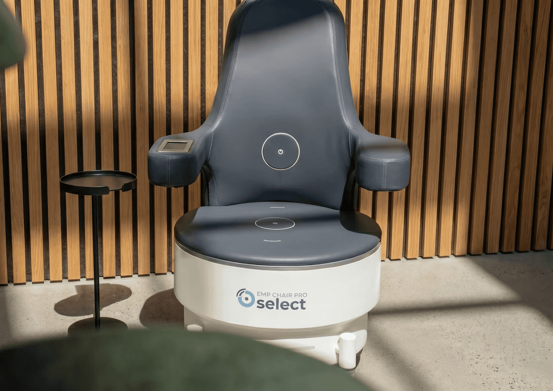 EMP Chair Pro Select EMS-stoel tegen houten lattenwand bij Bodywork Scherpenzeel