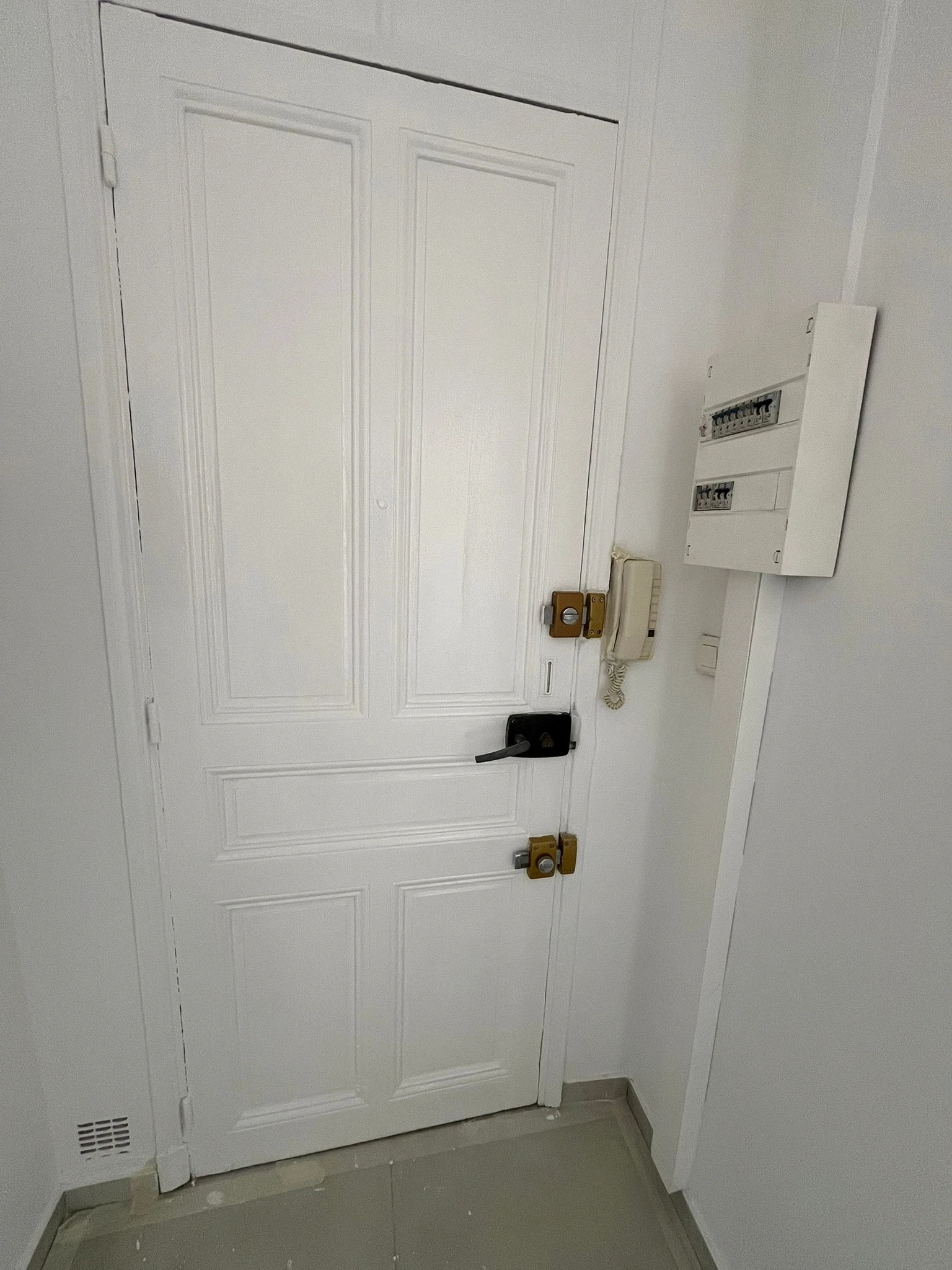 Peinture porte d'entrée d'un appartement à Golfe-Juan